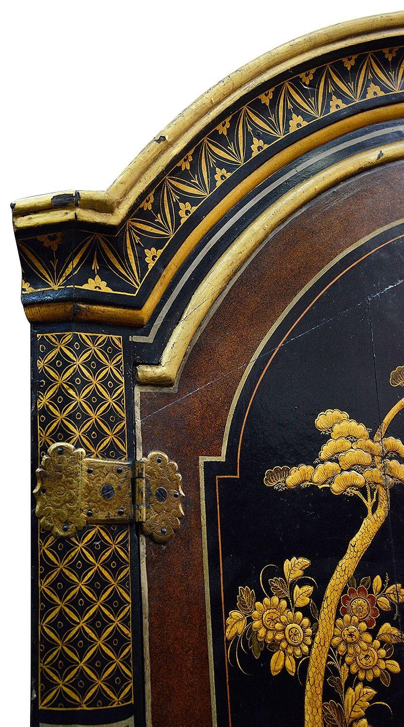 Armario esquinero lacado chinoiserie del siglo XIX. Chinoiserie en venta