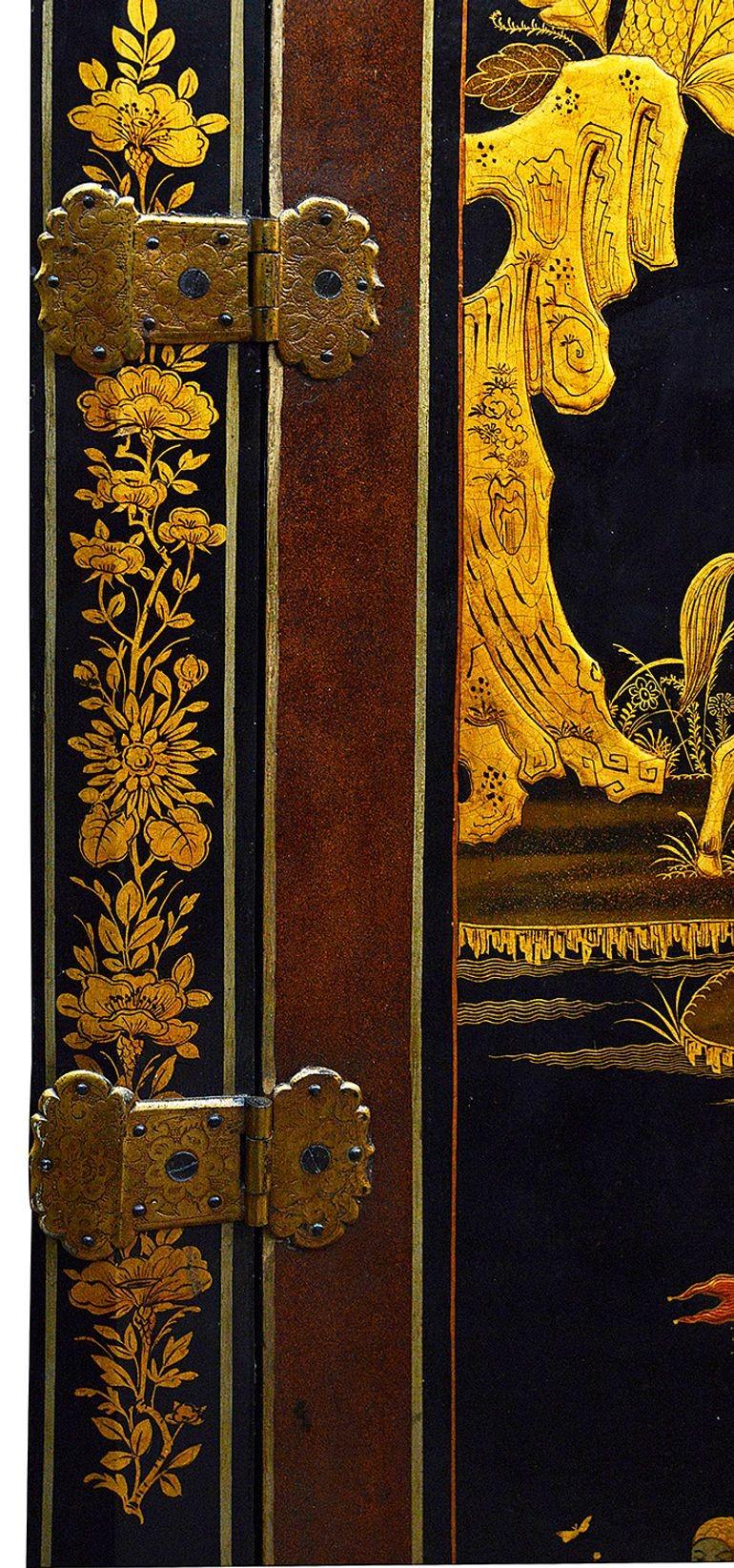 Armario esquinero lacado chinoiserie del siglo XIX. Inglés en venta