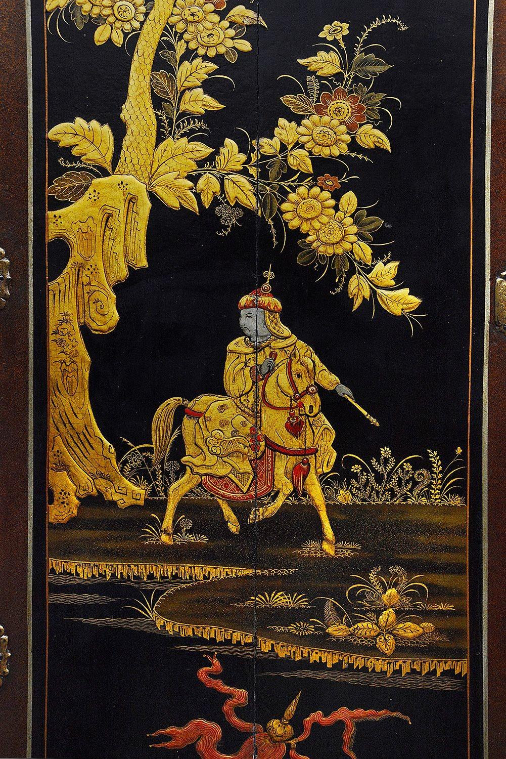 Armario esquinero lacado chinoiserie del siglo XIX. Pintado a mano en venta