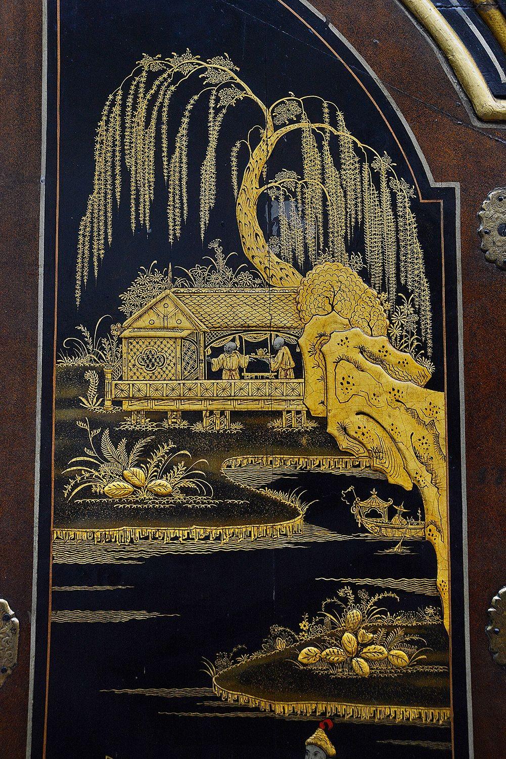Armario esquinero lacado chinoiserie del siglo XIX. Laca en venta
