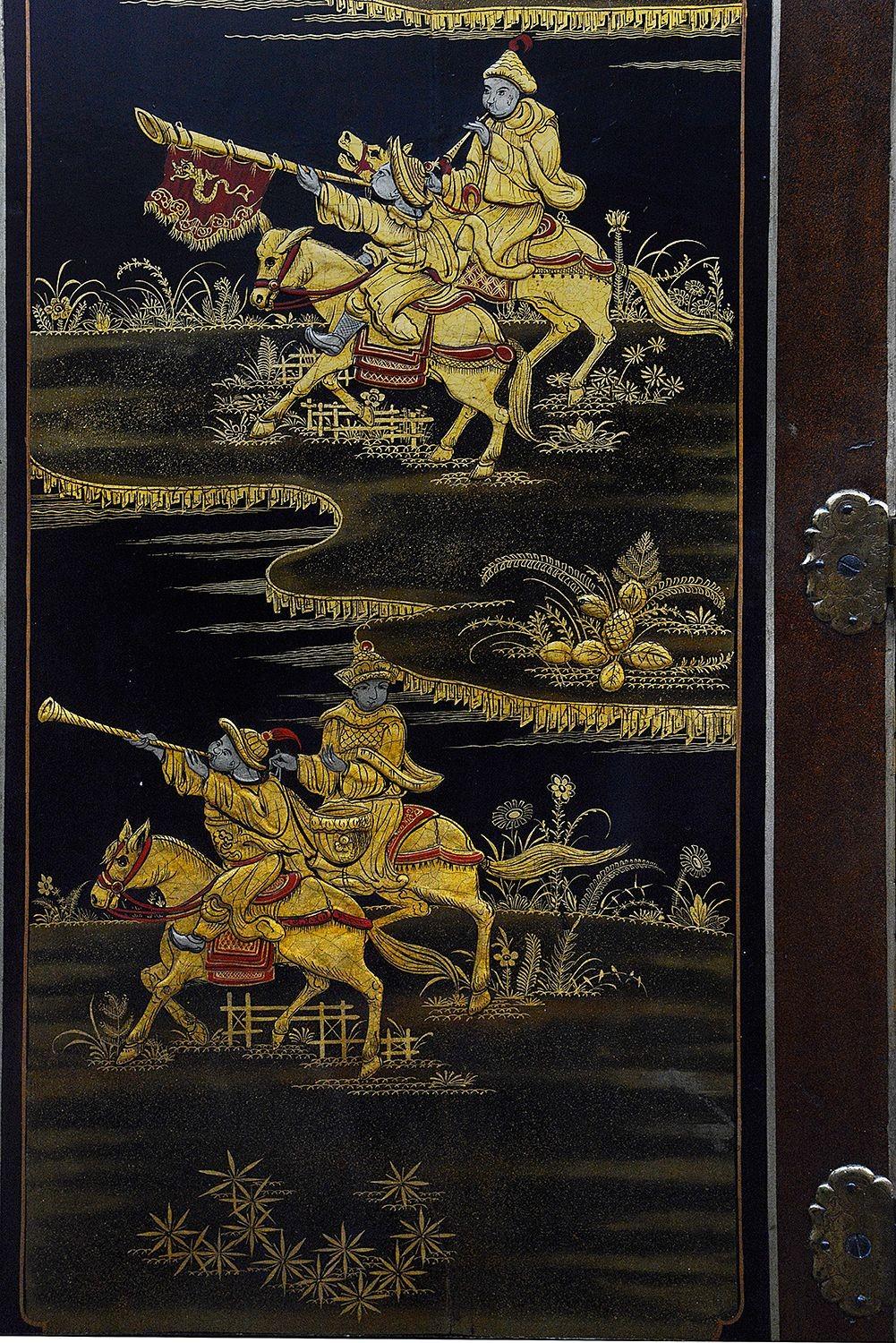 Armario esquinero lacado chinoiserie del siglo XIX. en venta 1
