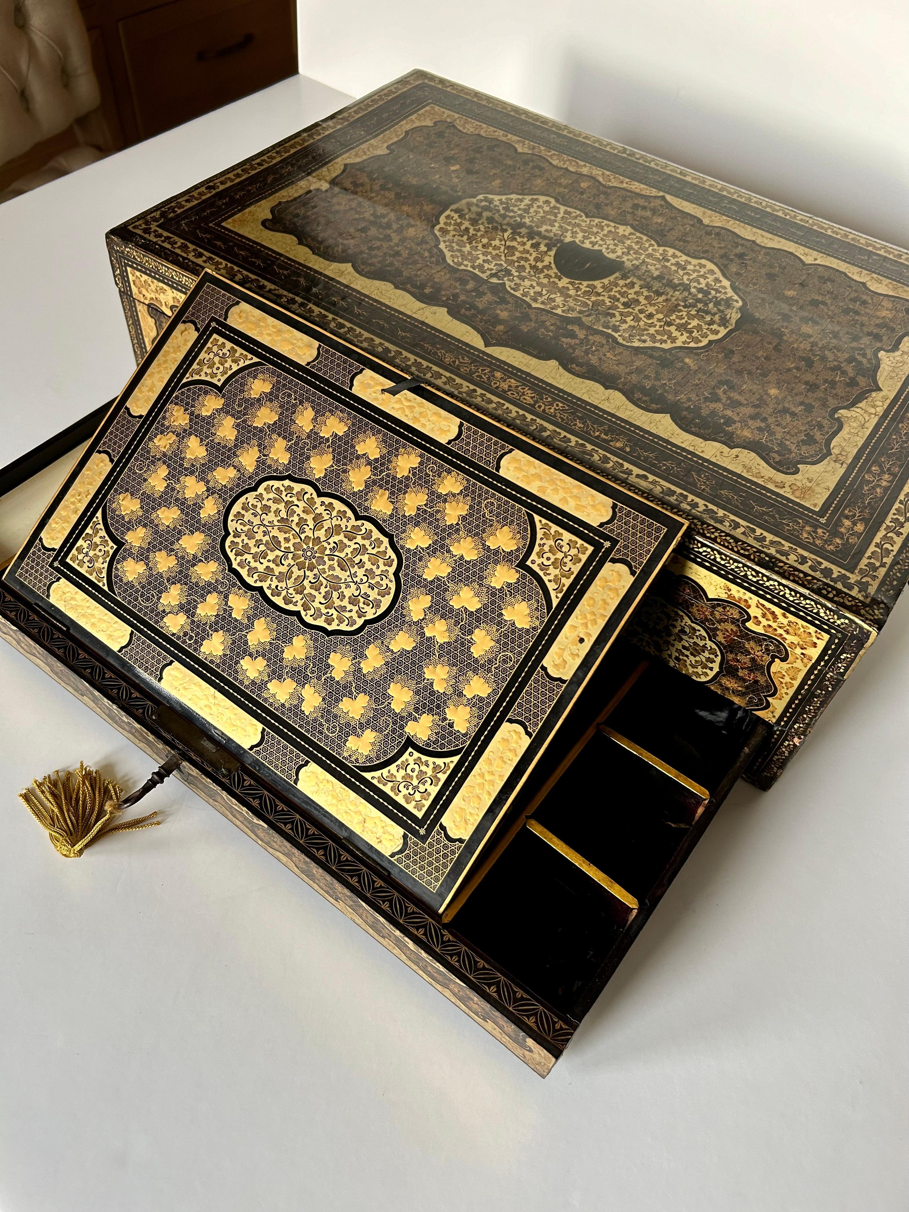 19th Century Chinoiserie Lacquer Sewing Box In Good Condition For Sale In Toronto, CA
