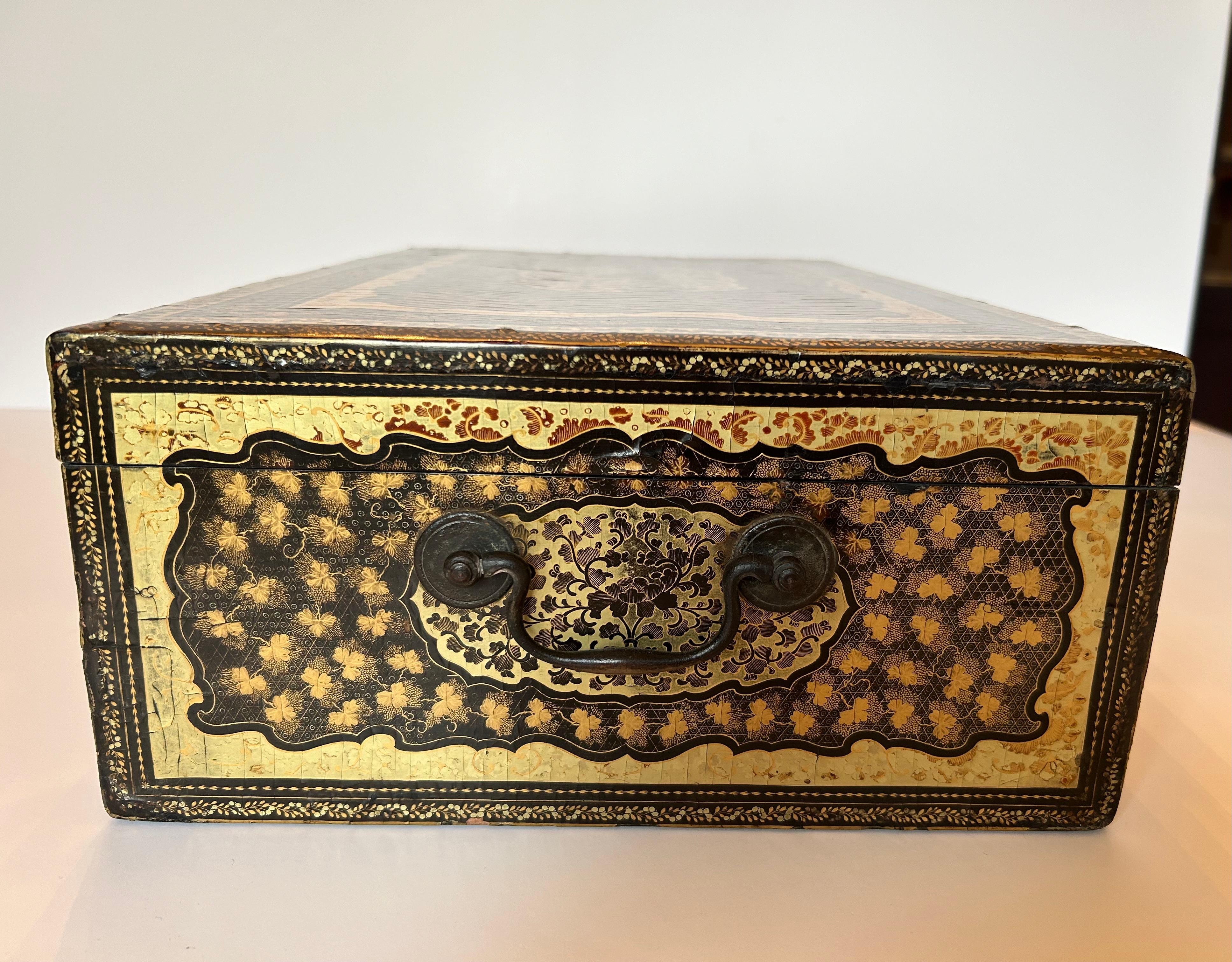 Boîte à couture laquée chinoiseries du 19ème siècle Bon état - En vente à Toronto, CA