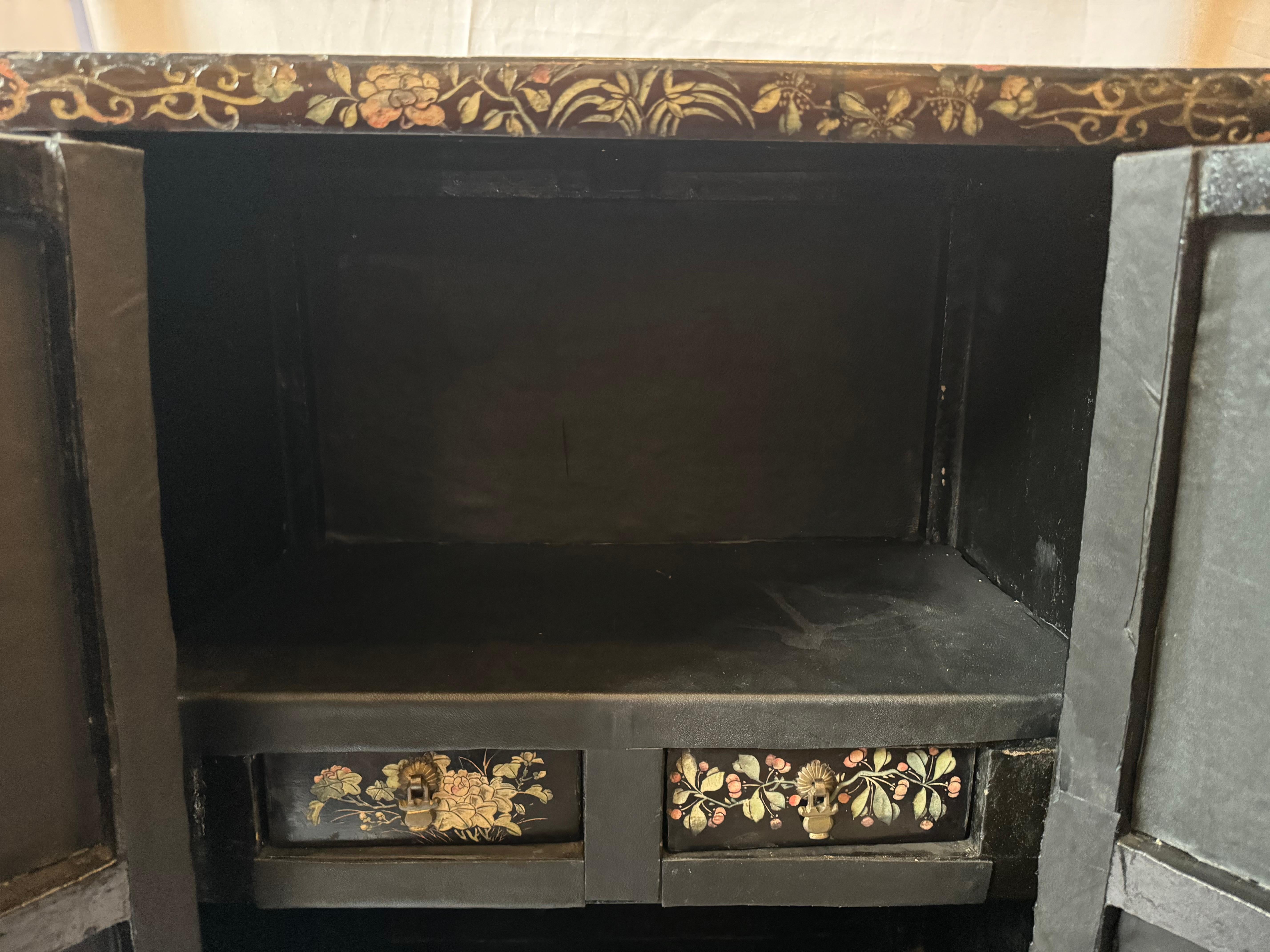 19th Century Chinoiserie Lacquer Side Cabinet In Good Condition For Sale In CABA, AR