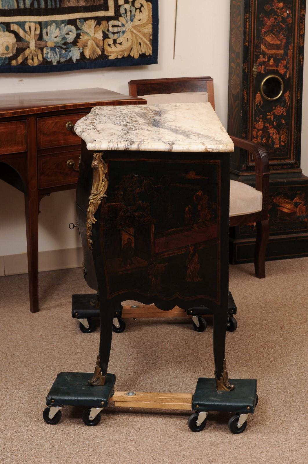 Commode laquée Chinoiserie du 19ème siècle en vente 4