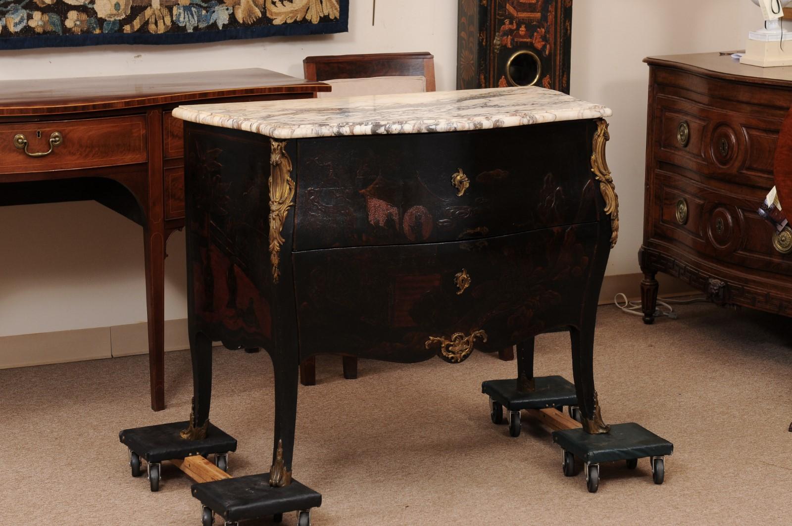 Commode laquée du 19e siècle de style Chinoiserie avec avant-corps en arc, détails en bronze doré et plateau en marbre blanc