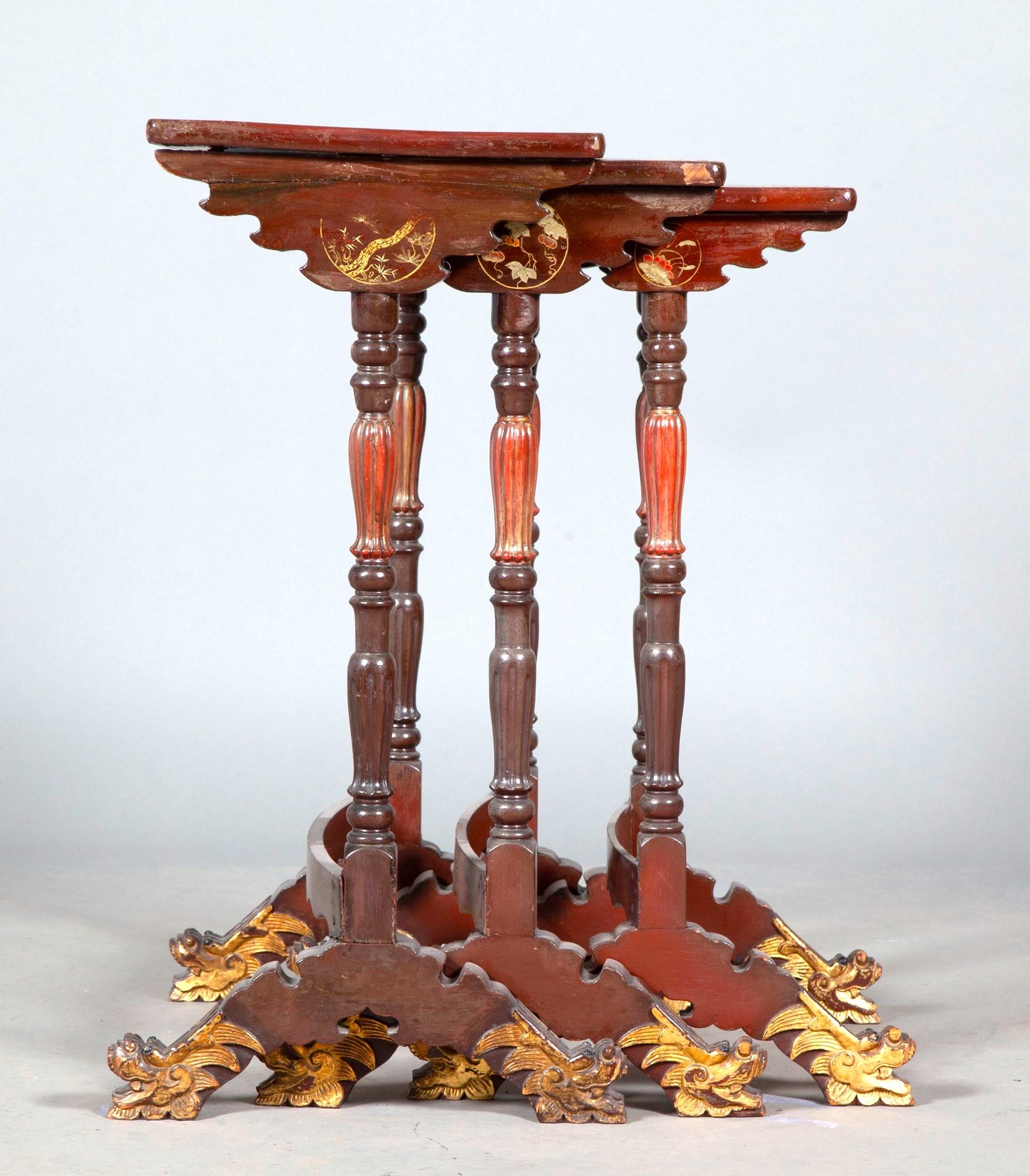 Japanned 19th Century Chinoiserie Lacquered Three Piece Nesting Tables For Sale
