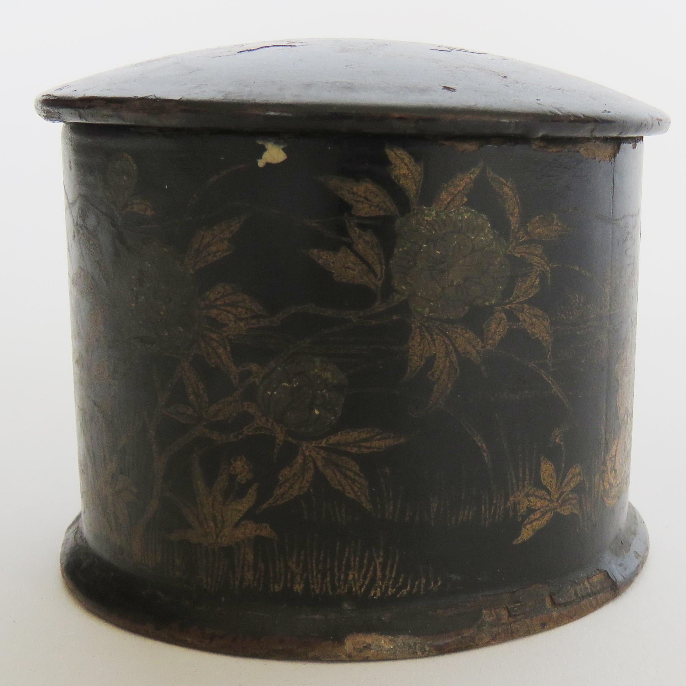 Lacquered 19th Century Chinoiserie Papier Mâché Lacquer Black Gold Box For Sale