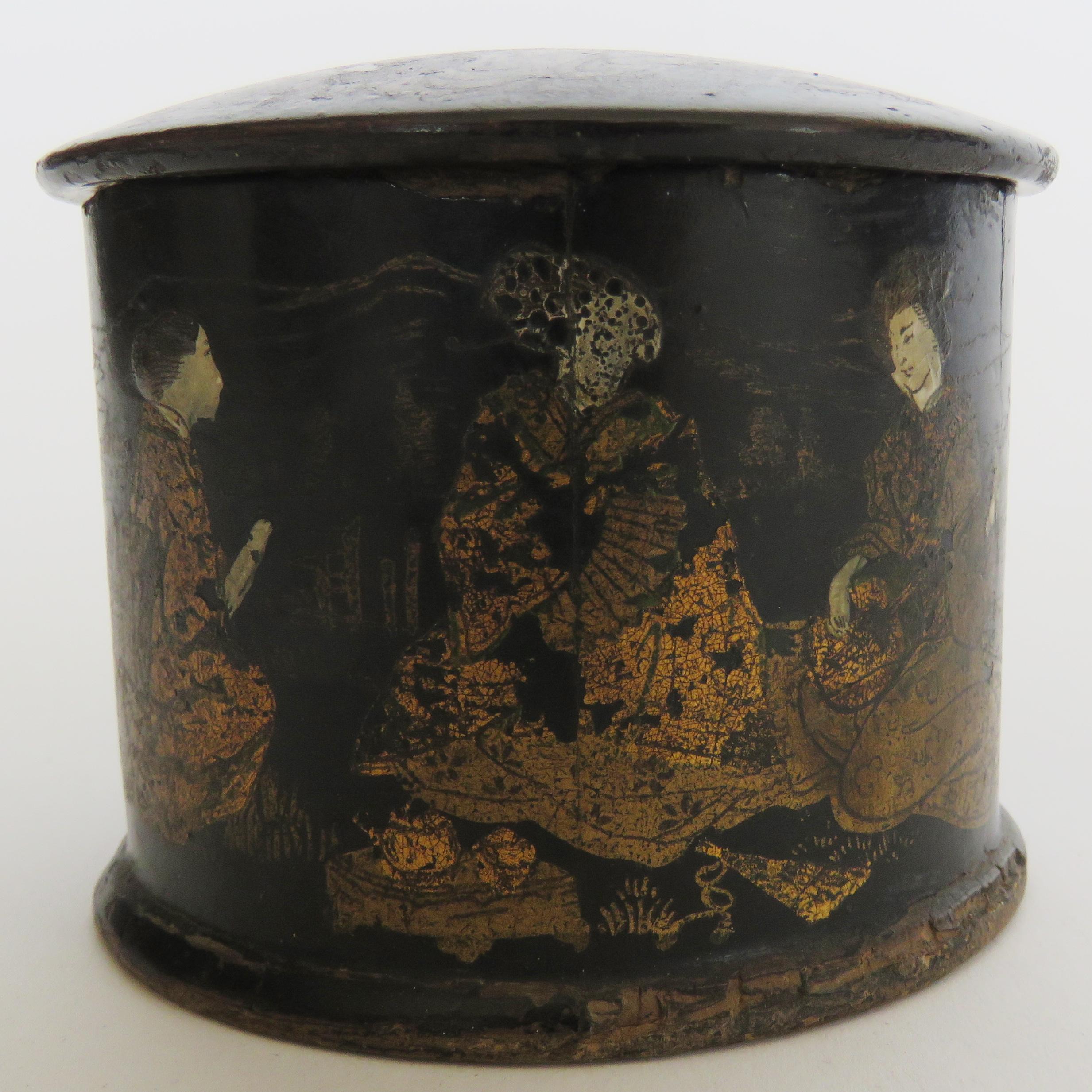 19th Century Chinoiserie Papier Mâché Lacquer Black Gold Box In Fair Condition For Sale In Alella, ES