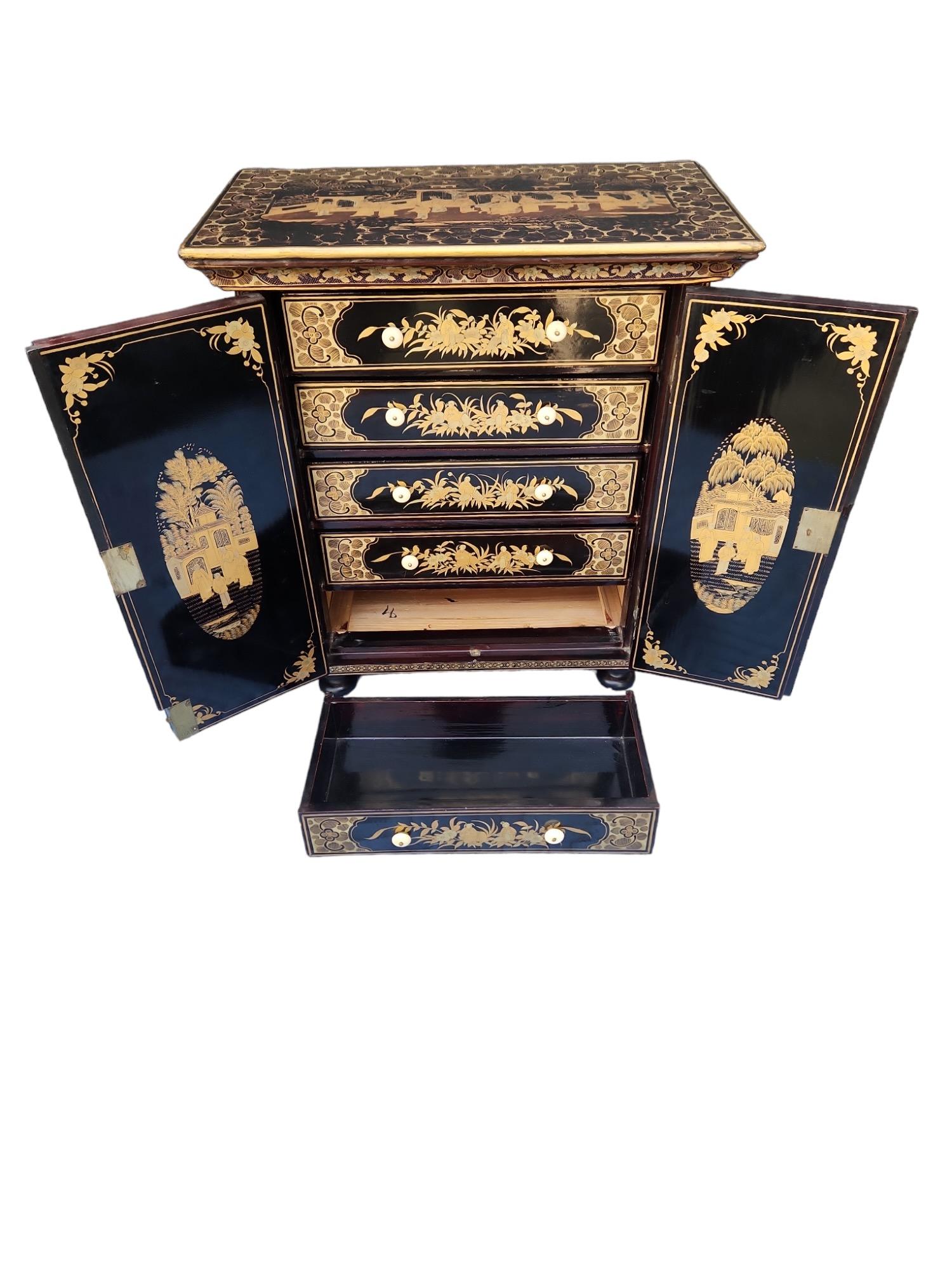 Boîte haute du 19ème siècle en Chinoiserie Bon état - En vente à Los Angeles, CA