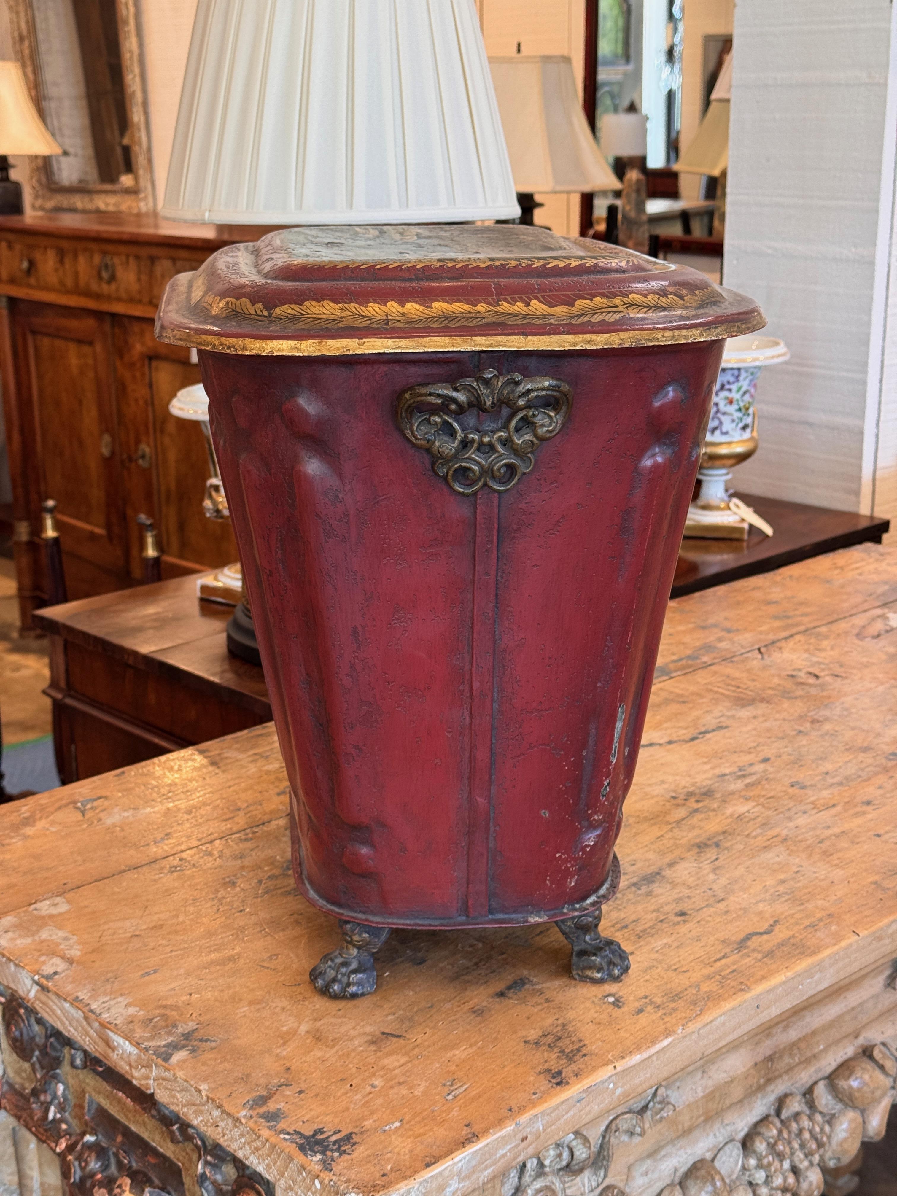 Boîte à charbon chinoiseries du 19ème siècle avec décoration peinte à la main Bon état - En vente à Charlottesville, VA