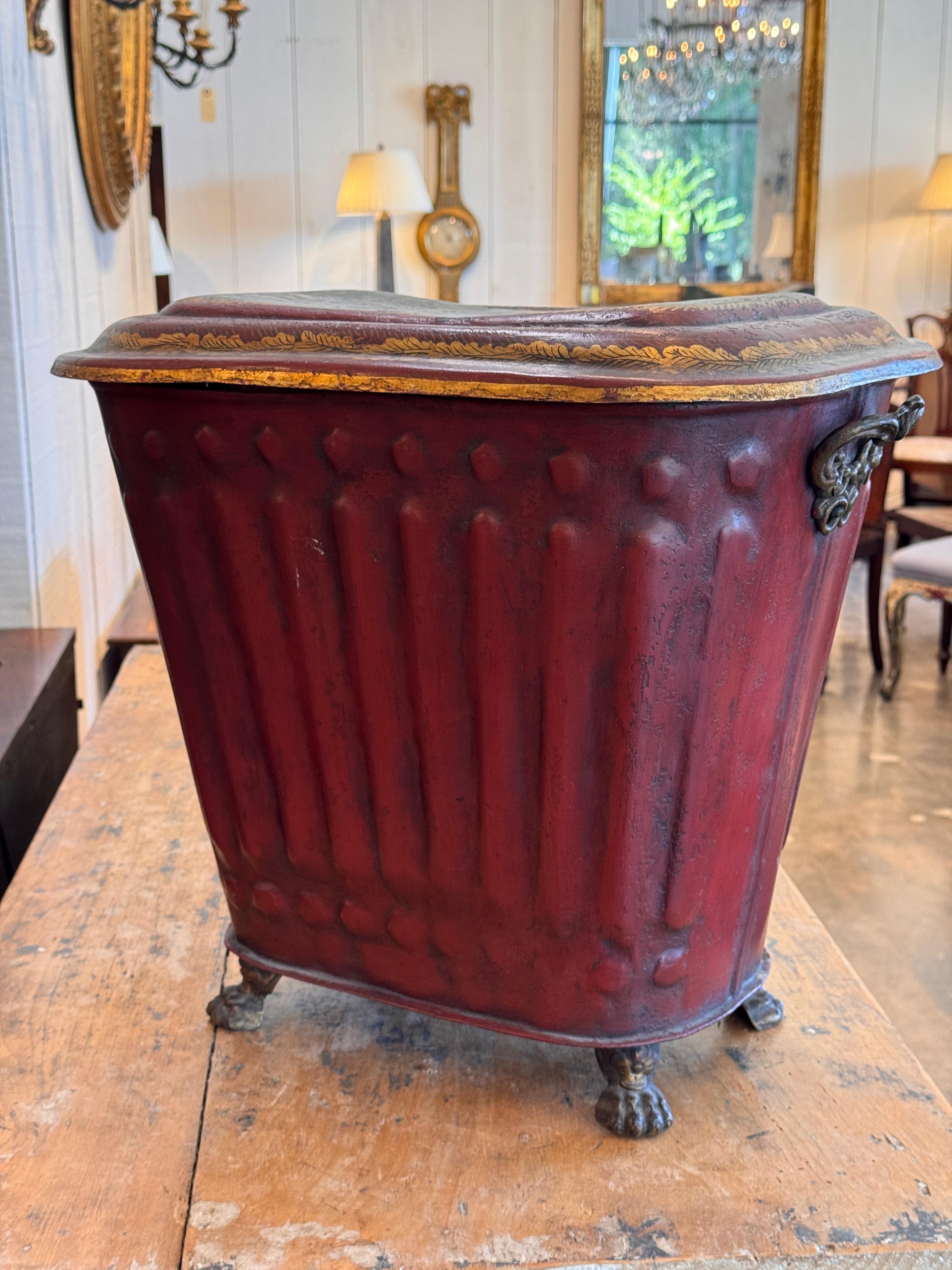 XIXe siècle Boîte à charbon chinoiseries du 19ème siècle avec décoration peinte à la main en vente
