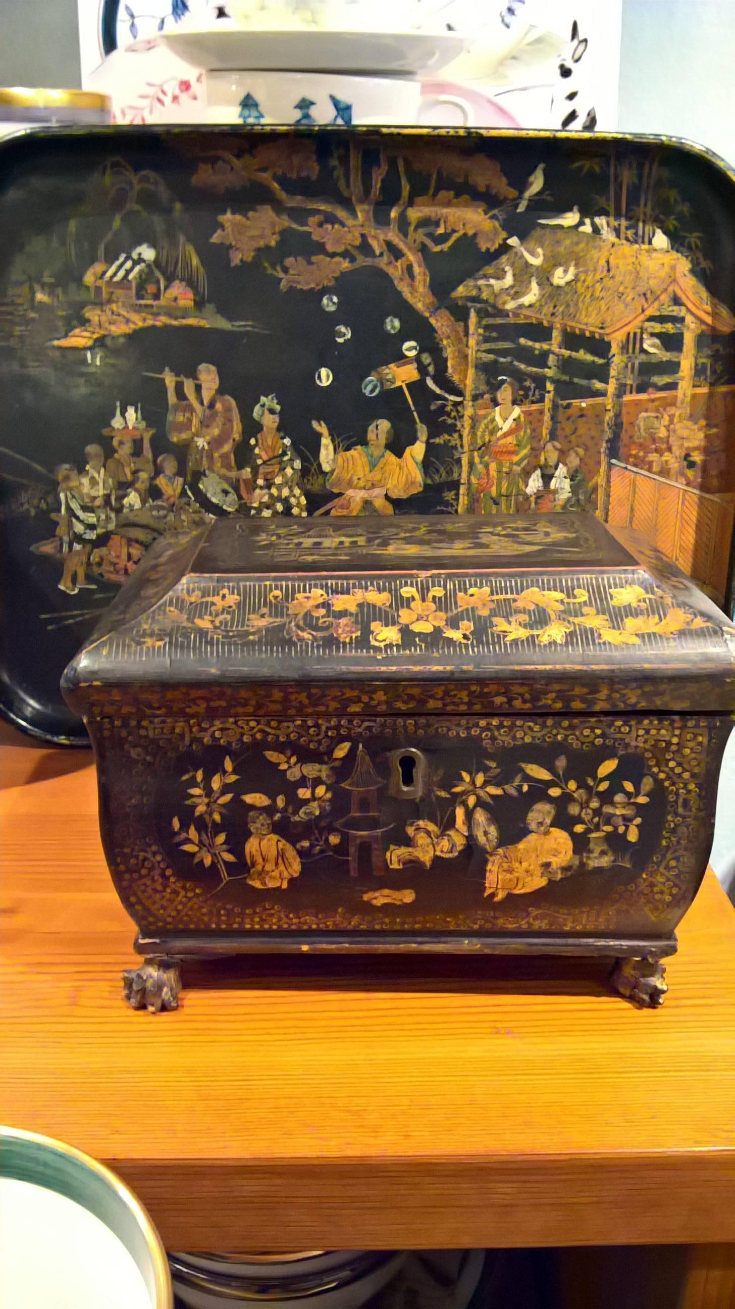 Englisches Chinoiserie-Tablett aus schwarzem Holz aus dem 19. Jahrhundert  Mit Goldverzierungen 6