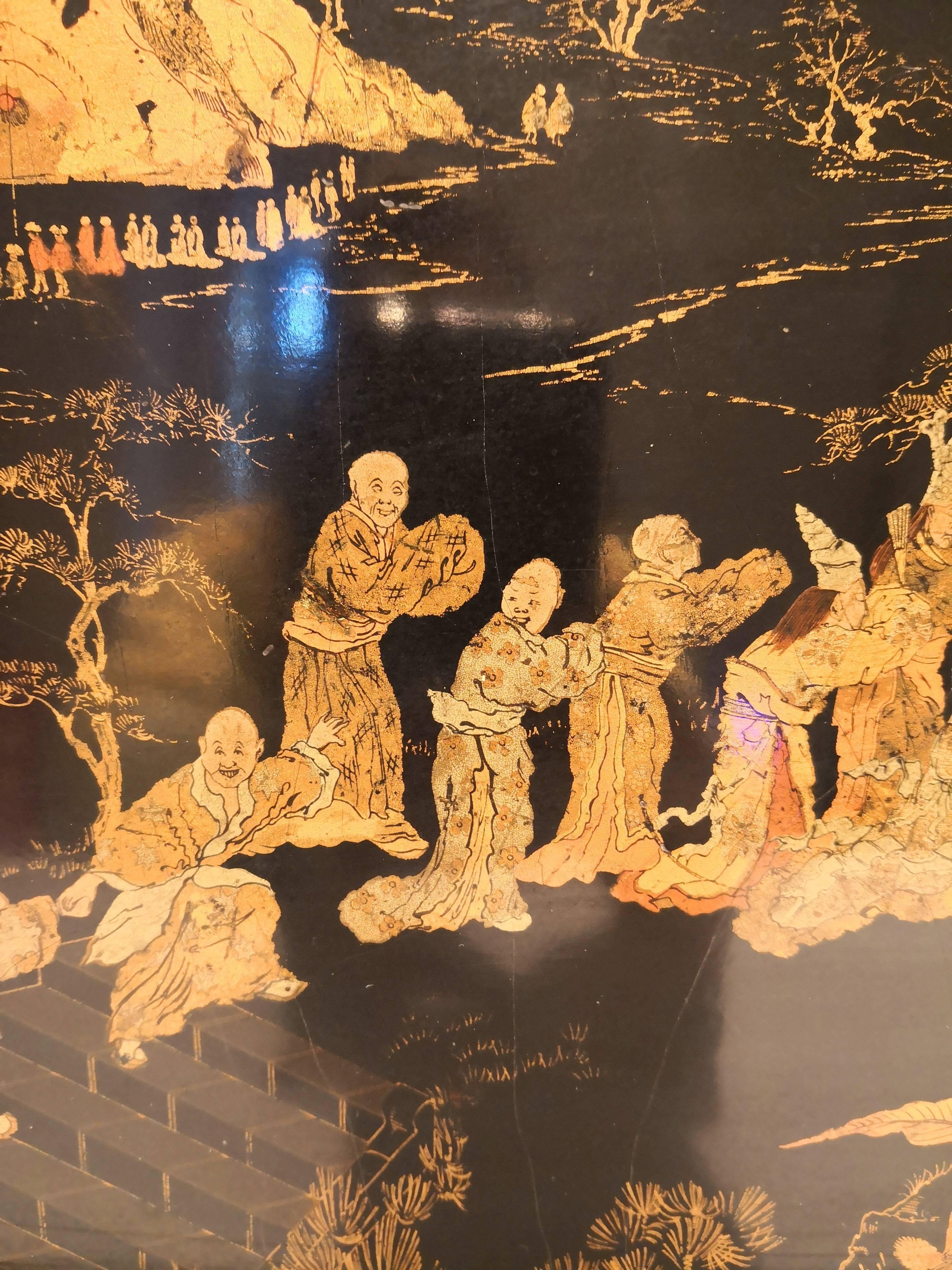 Chinoiserie tray in black wood with beautiful detailed scenerie in gold. Decorated with pastoral chinoiserie scenes, 19th century handmade. Backside black lacquered. Very good condition