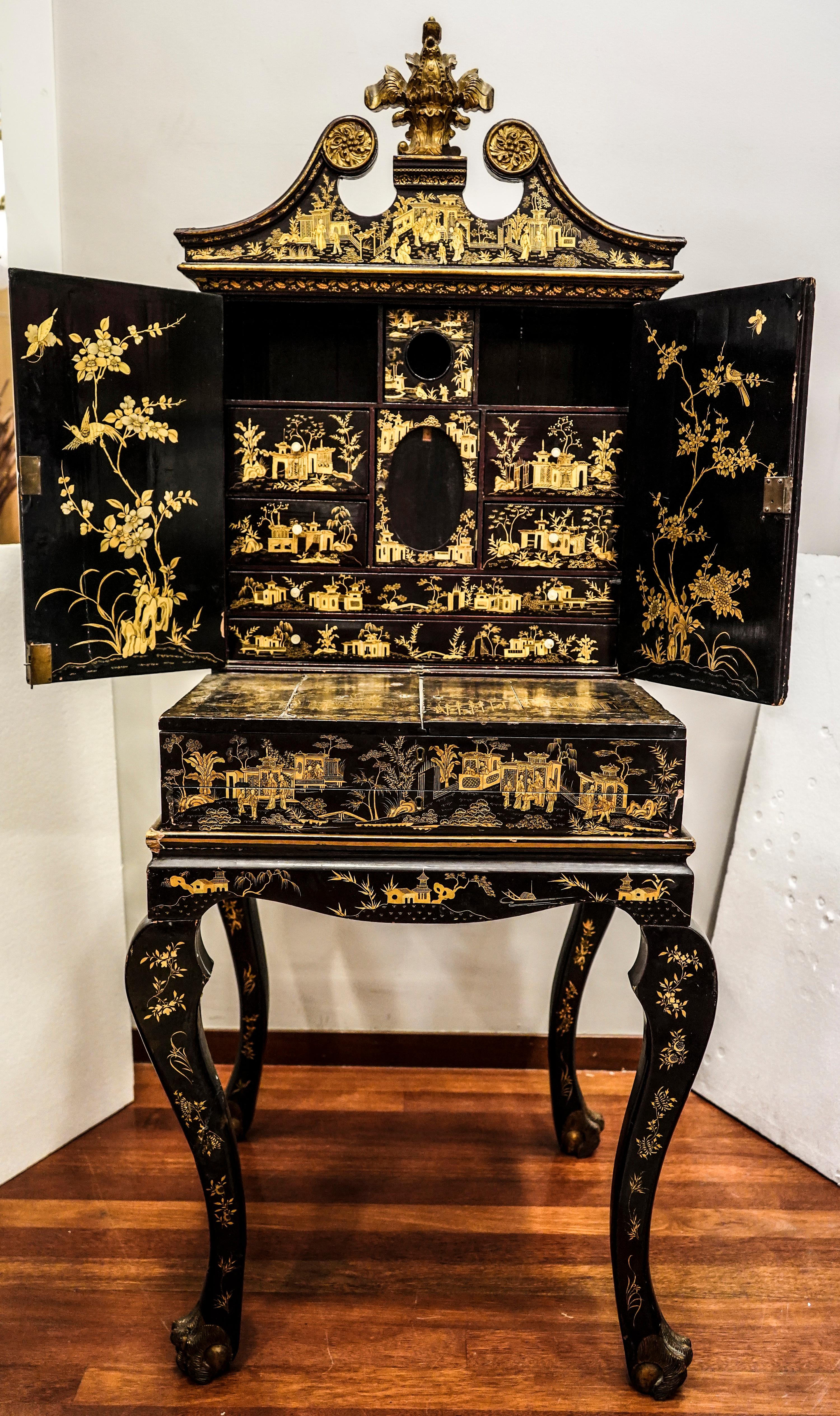 Gold 19th Century Chinoiseries Lacquered English Cabinet, circa 1870