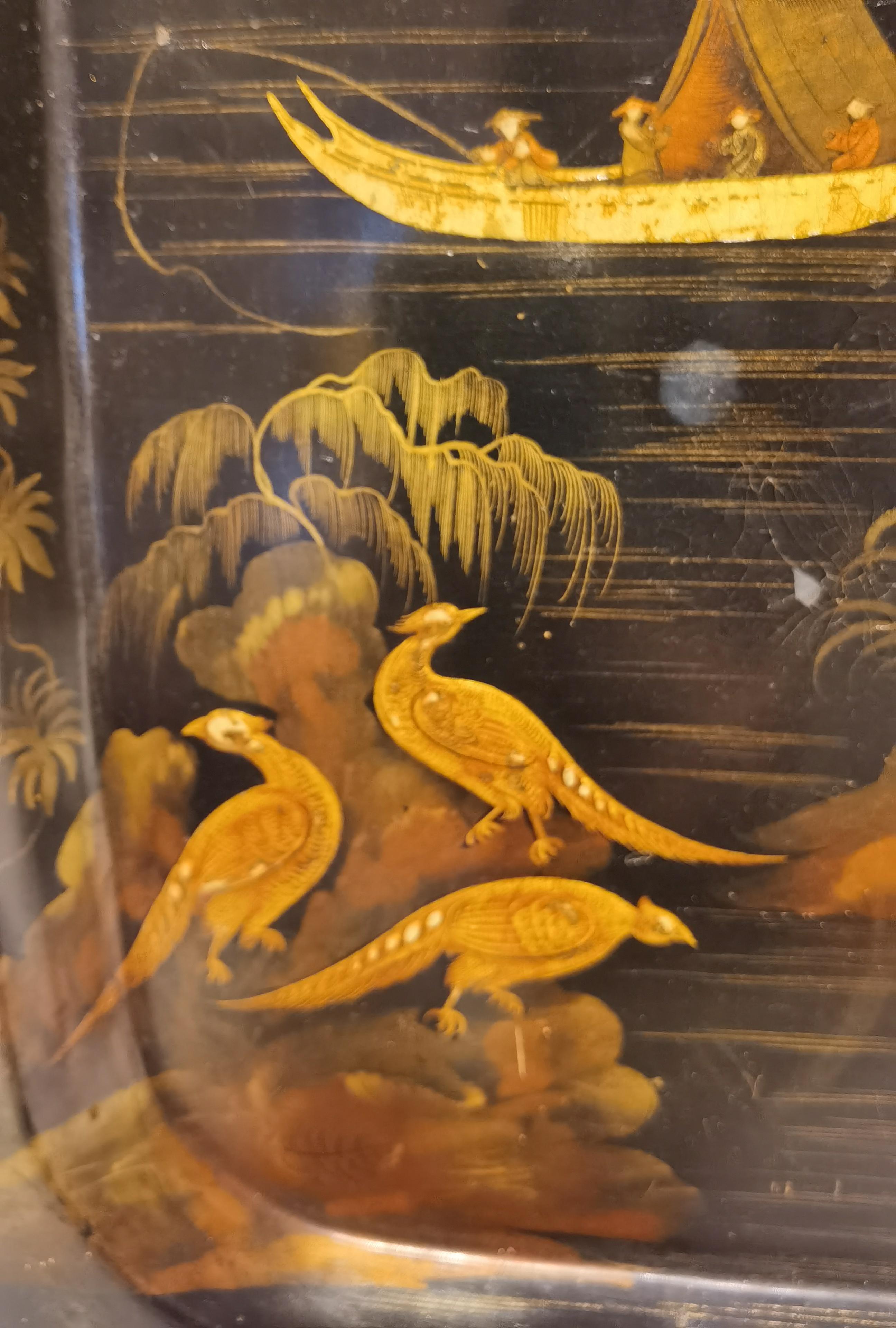 Large serving tray in metal. Golden hand-painted chinoserie details on black colored metal. Backside black colored.
Painted with flowers, birds all around and a chinese family in the middle of the tray.