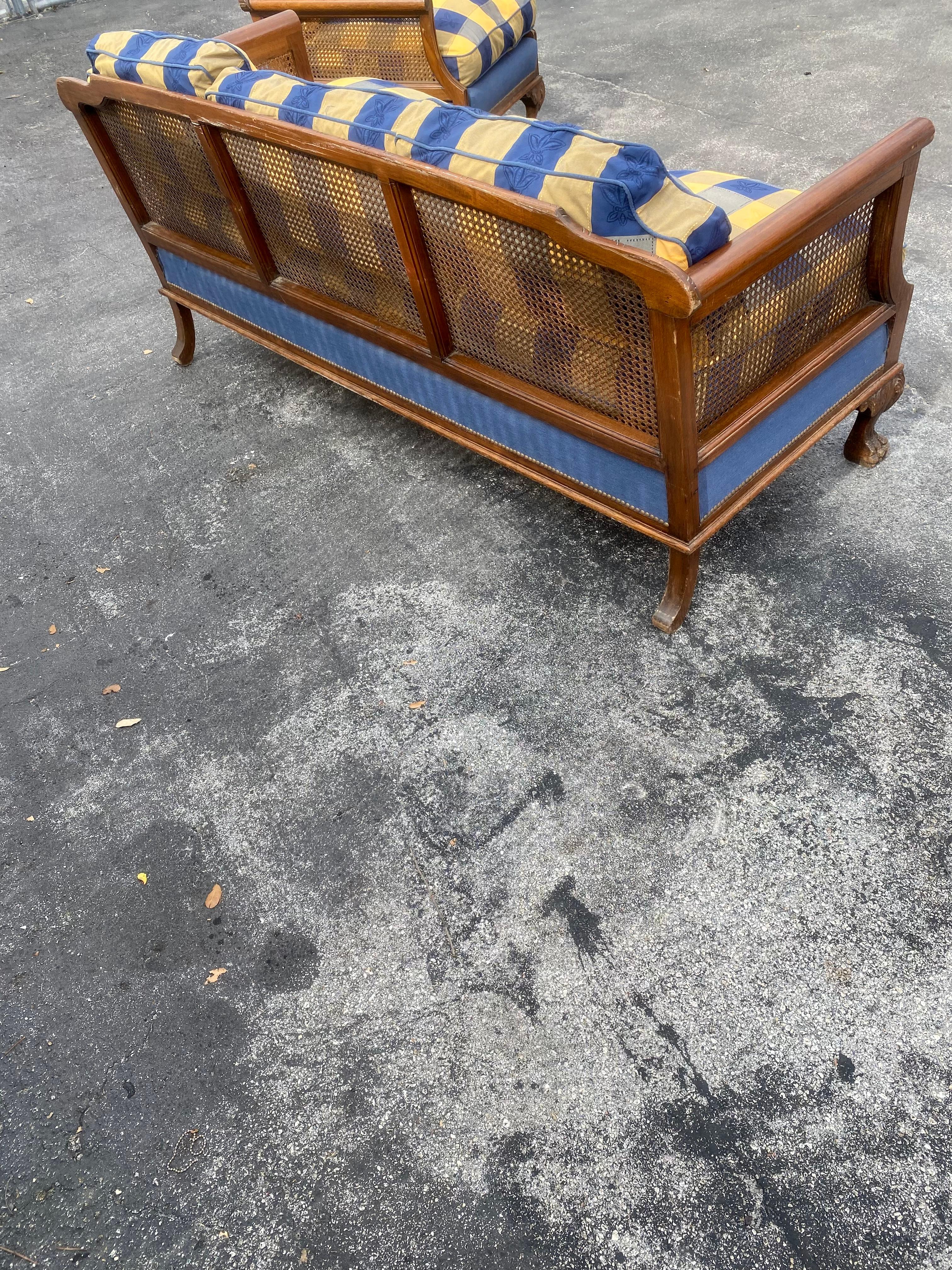 Viktorianische Chinoiserie-Sofastühle aus geschnitztem Holz mit Daunenschnitzerei und Rattanschilfrohr, 3er-Set im Angebot 8