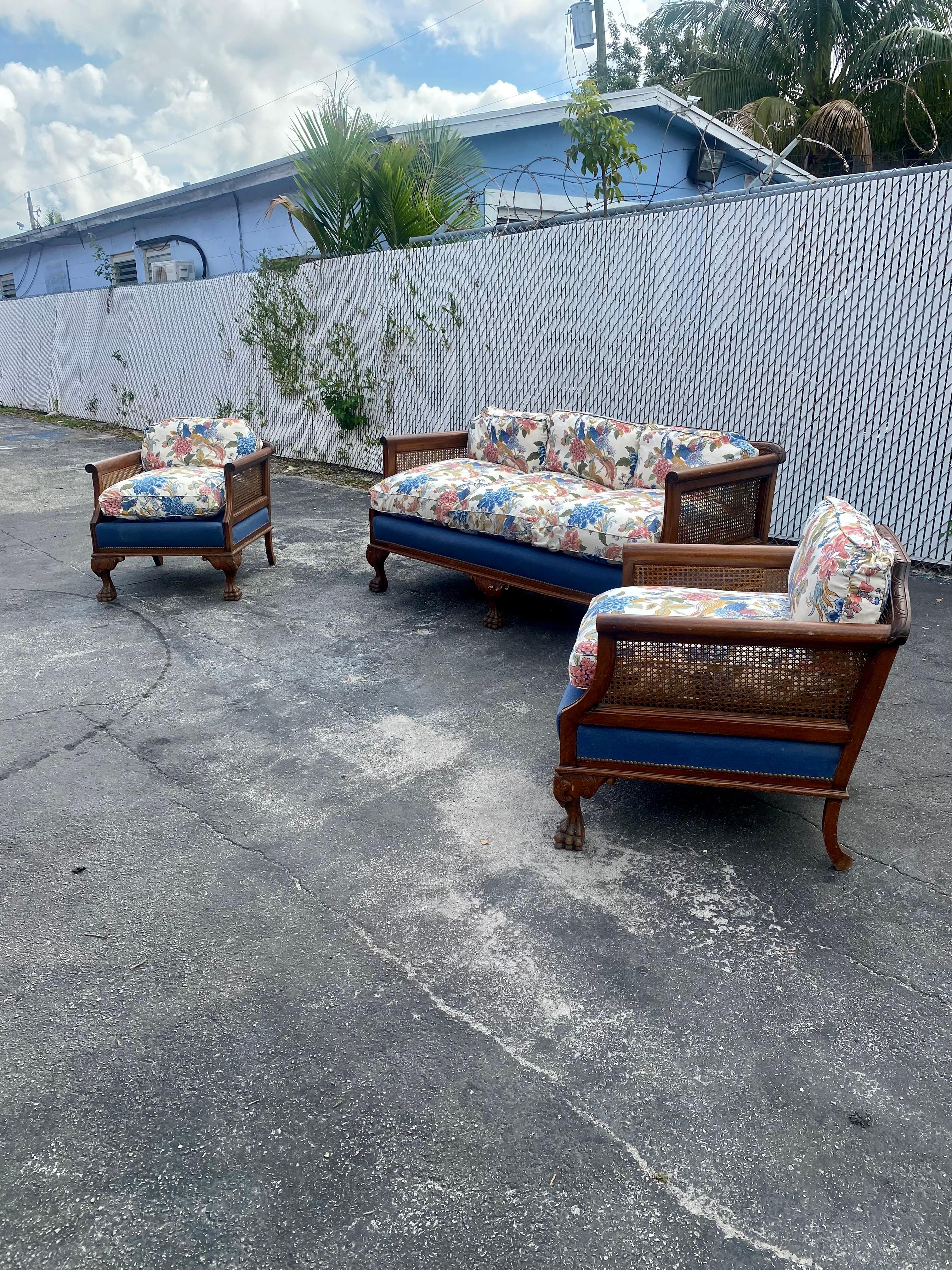 On offer on this occasion is one of the most stunning, Victorian rare suite you could hope to find. Outstanding design is exhibited throughout. The beautiful set is statement piece which is also extremely comfortable and packed with personality!!