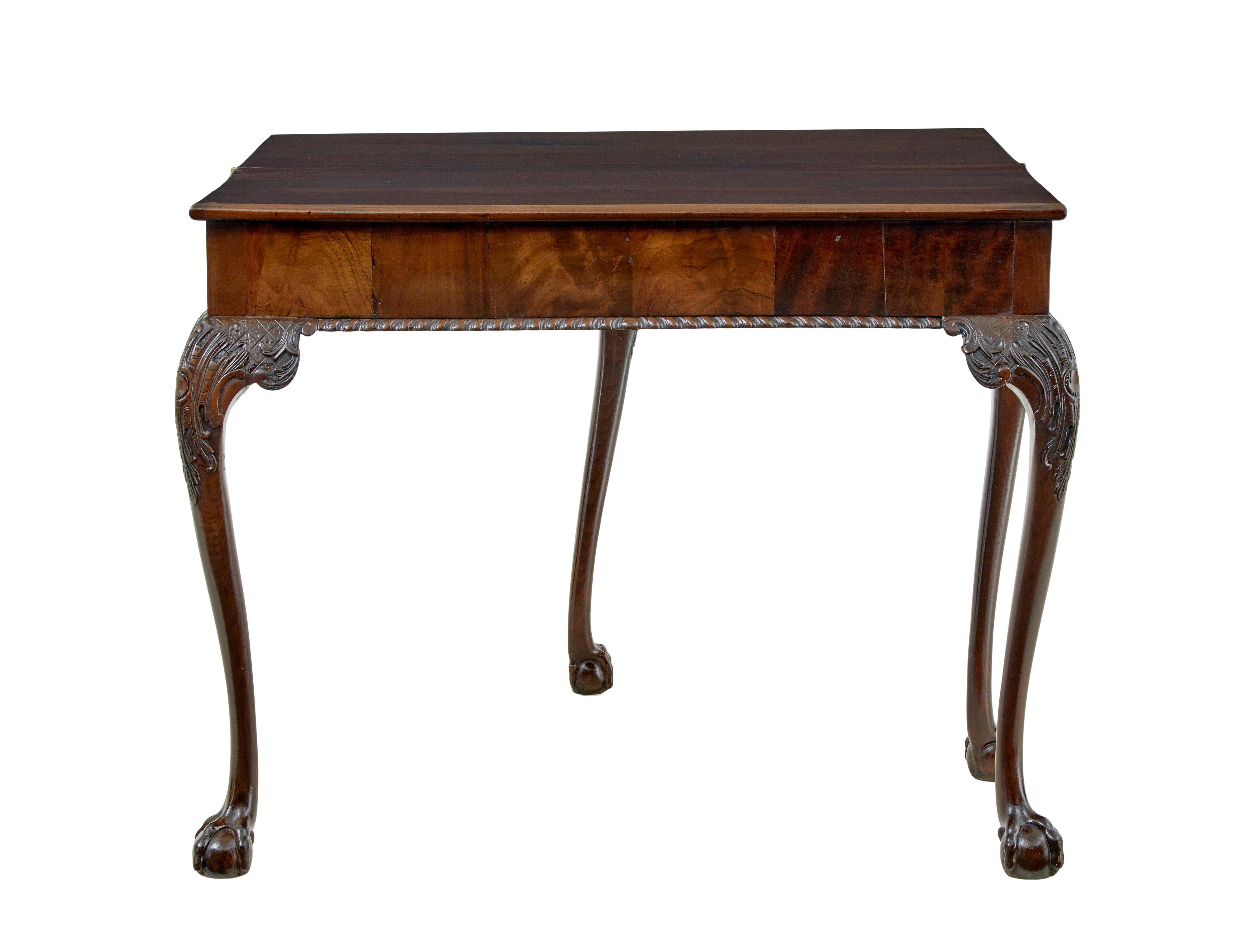 Table à jeux sculptée chippendale revival du 19e siècle en vente 2