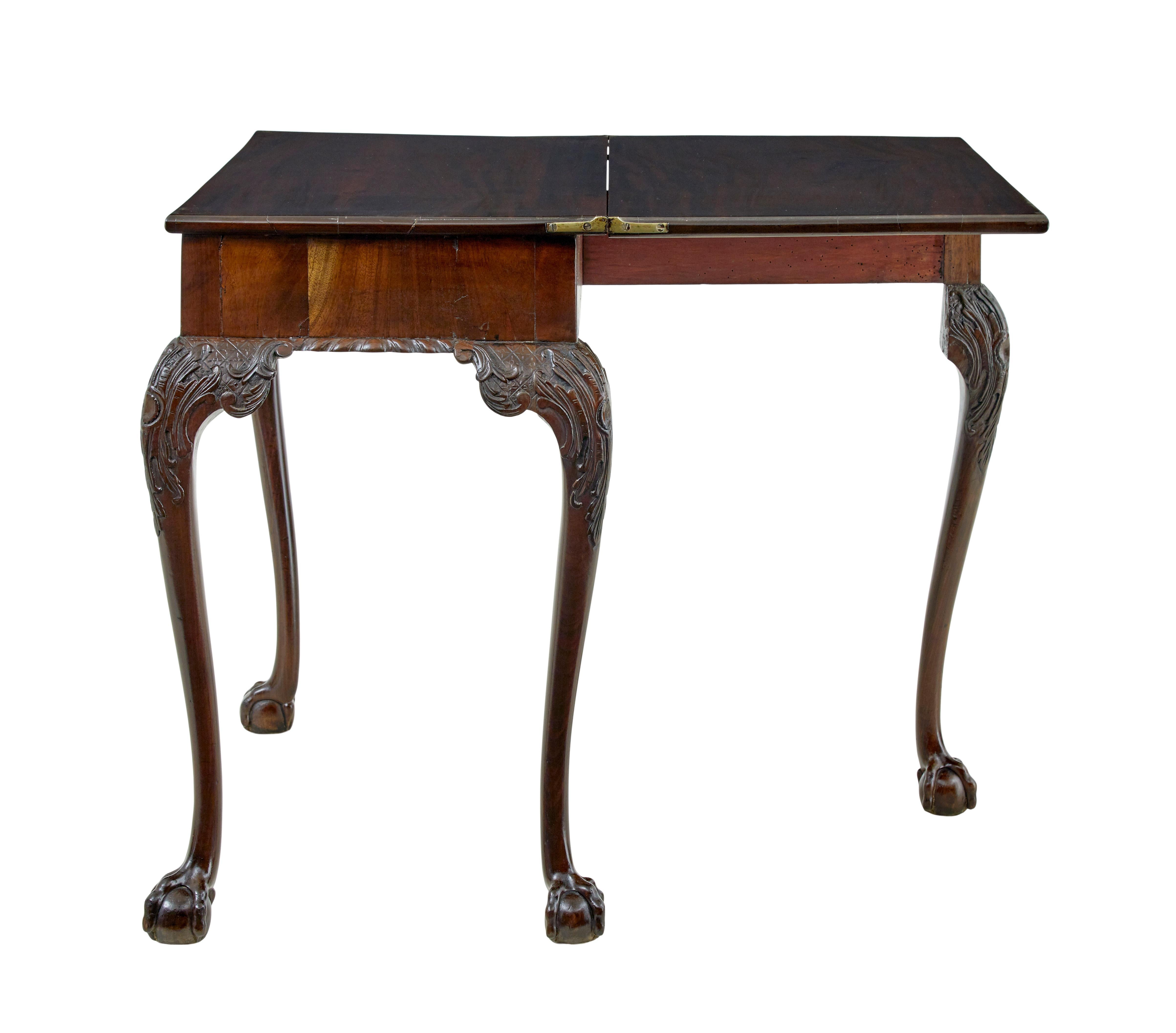 Table à jeux en acajou sculpté de style Chippendale du XIXe siècle, vers 1880.

Souvent connue sous le nom de table à thé, nous avons le plaisir de vous proposer cette antiquité pratique qui peut remplir de nombreuses fonctions dans la