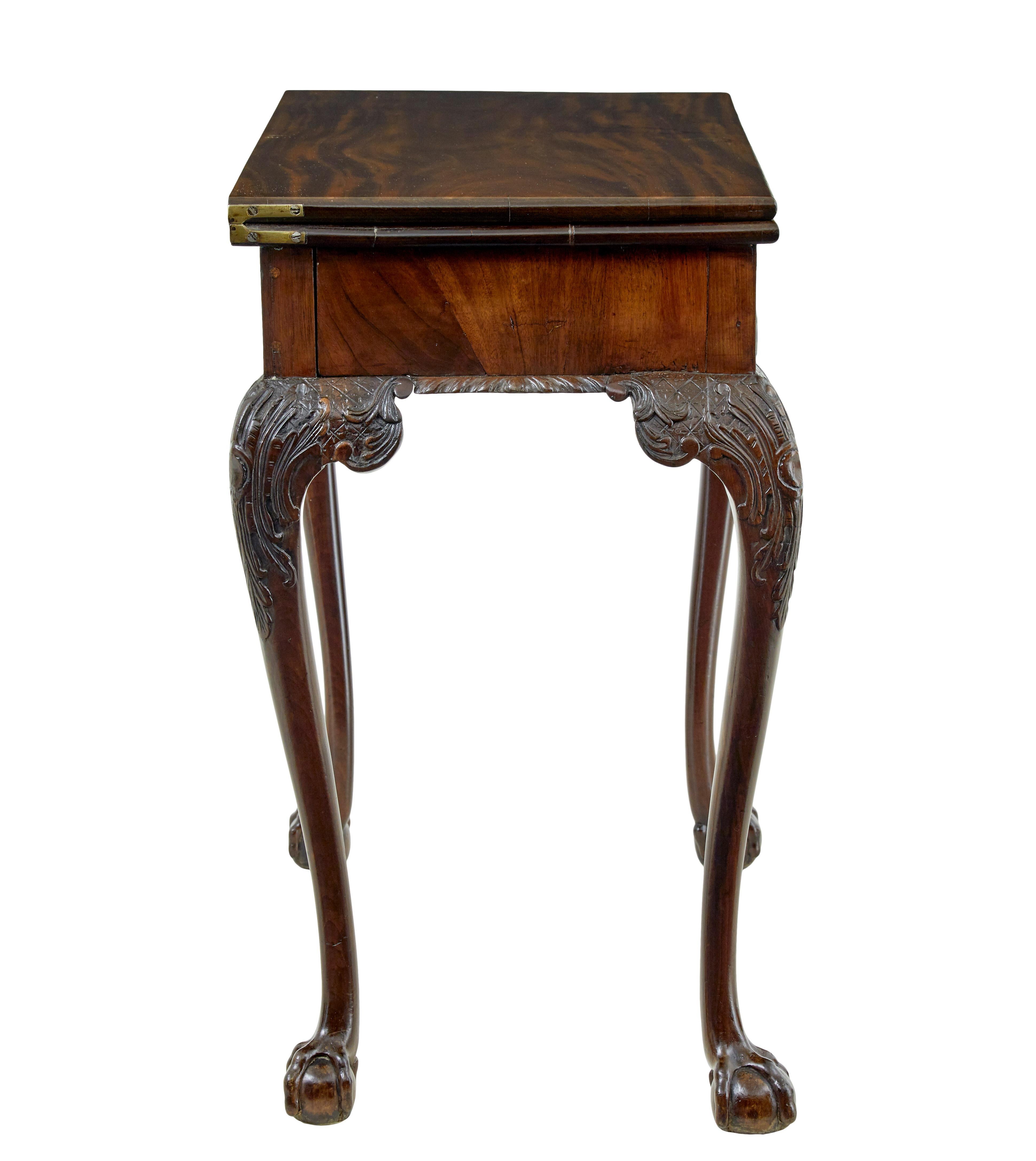 Sculpté à la main Table à jeux sculptée chippendale revival du 19e siècle en vente