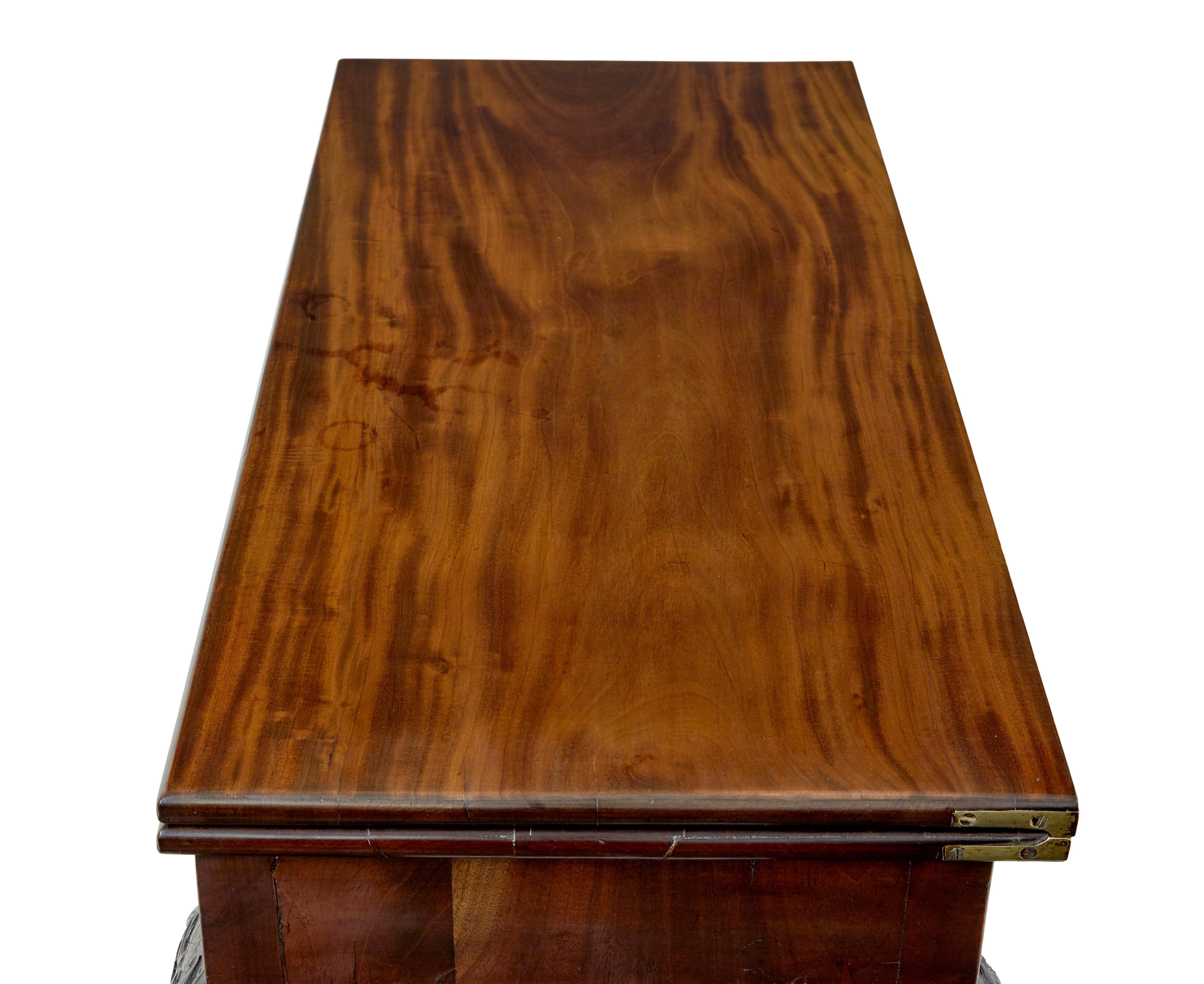 XIXe siècle Table à jeux sculptée chippendale revival du 19e siècle en vente