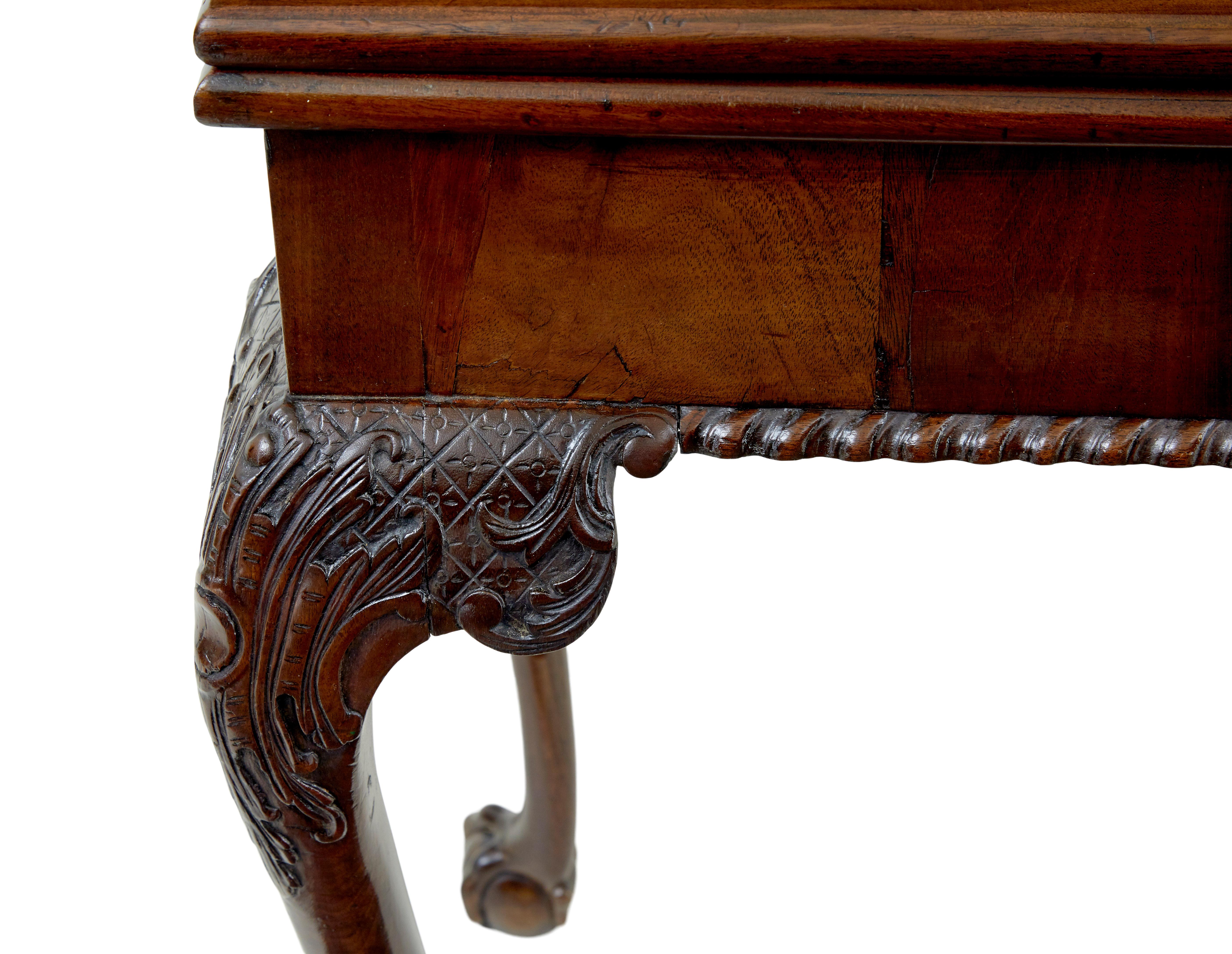 Table à jeux sculptée chippendale revival du 19e siècle en vente 1