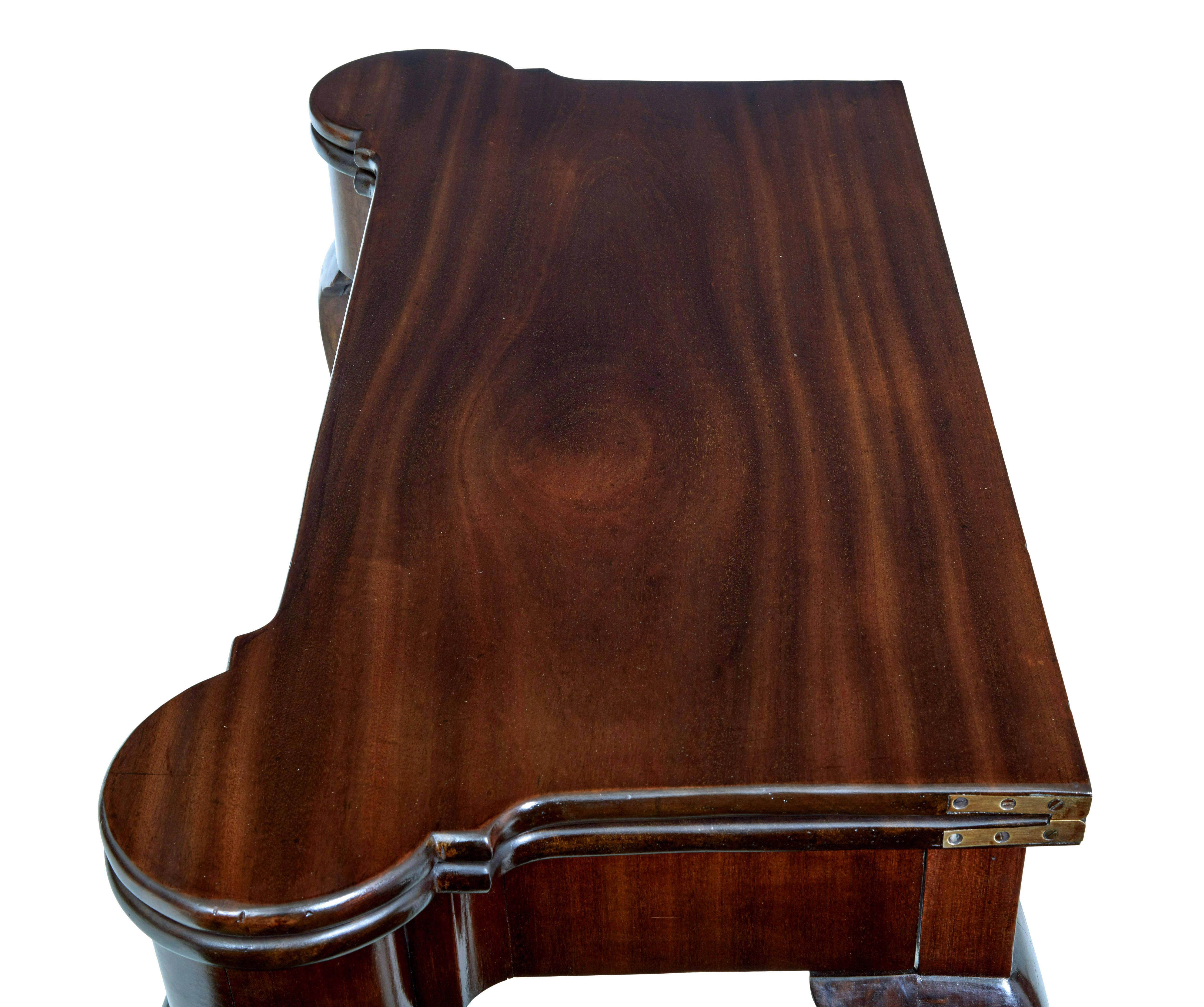 Table à cartes en acajou d'influence chippendale du XIXe siècle, vers 1880.

Une table à cartes de bonne qualité dans le style Chippendale. Le plateau rabattable est soutenu par un pied pivotant lorsqu'il est ouvert. Surface de jeu avec 4 plats