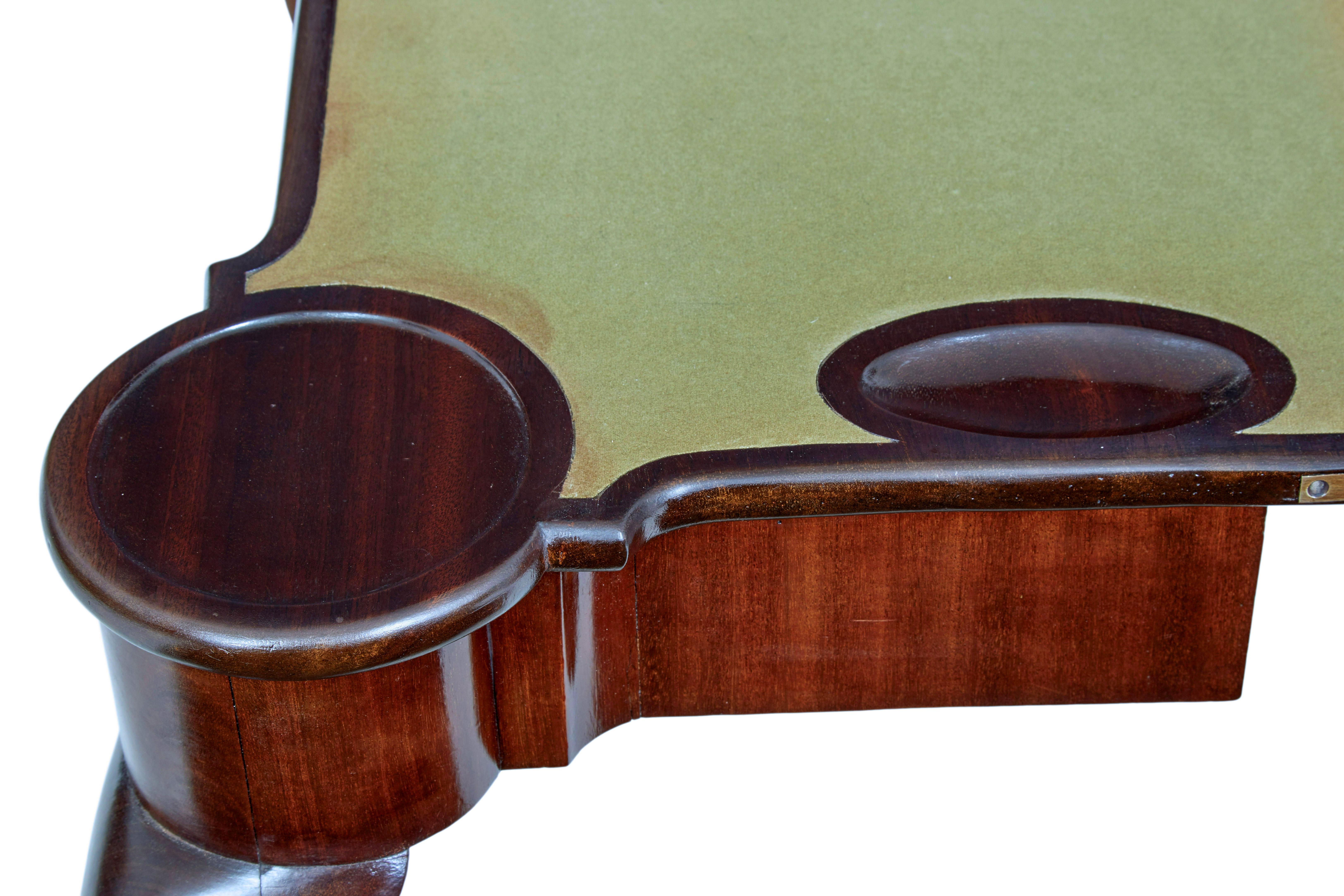 Sculpté à la main Table à cartes en acajou de style Revive Chippendale du 19e siècle en vente