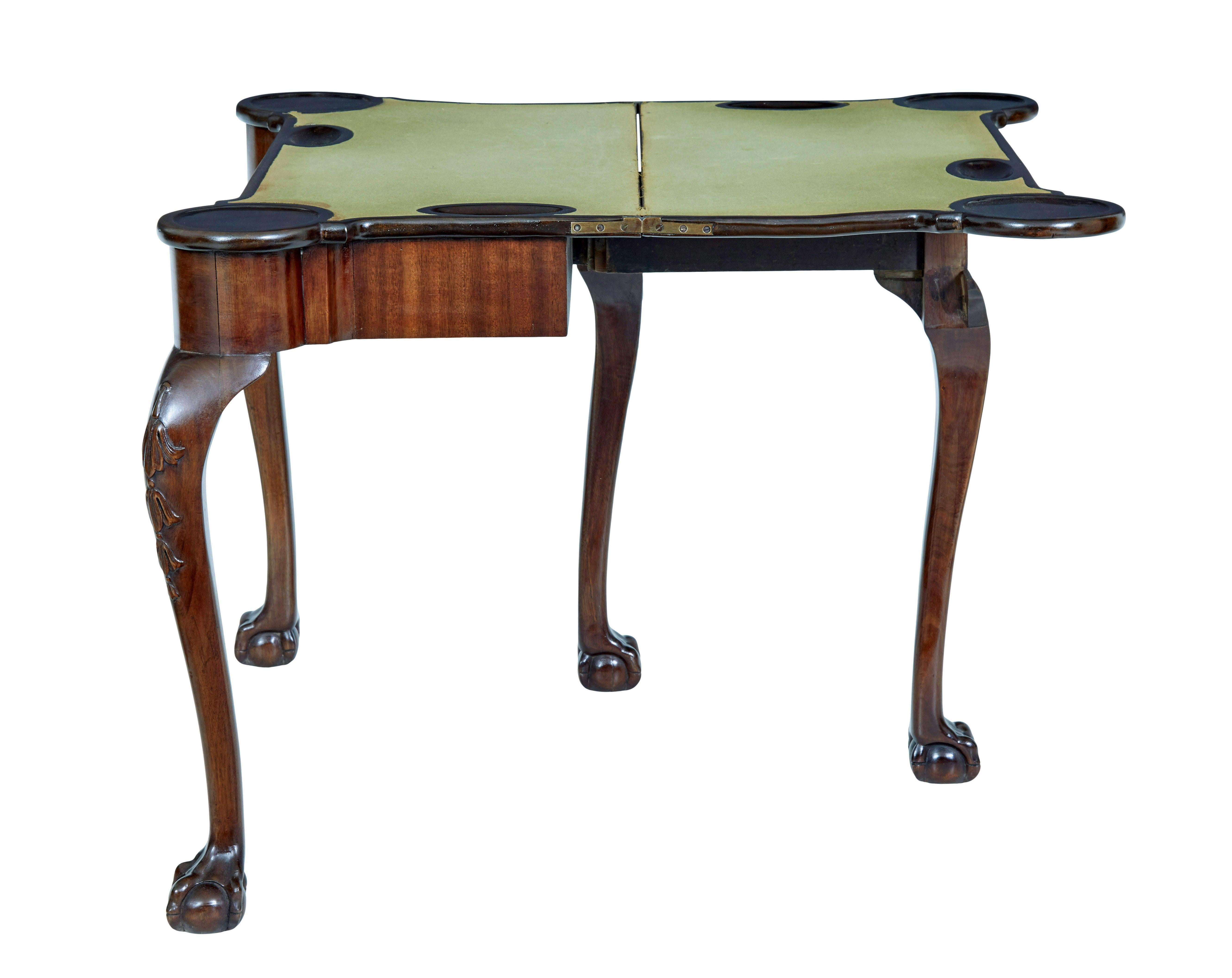 Sculpté Table à cartes en acajou de style chippendale du 19e siècle en vente
