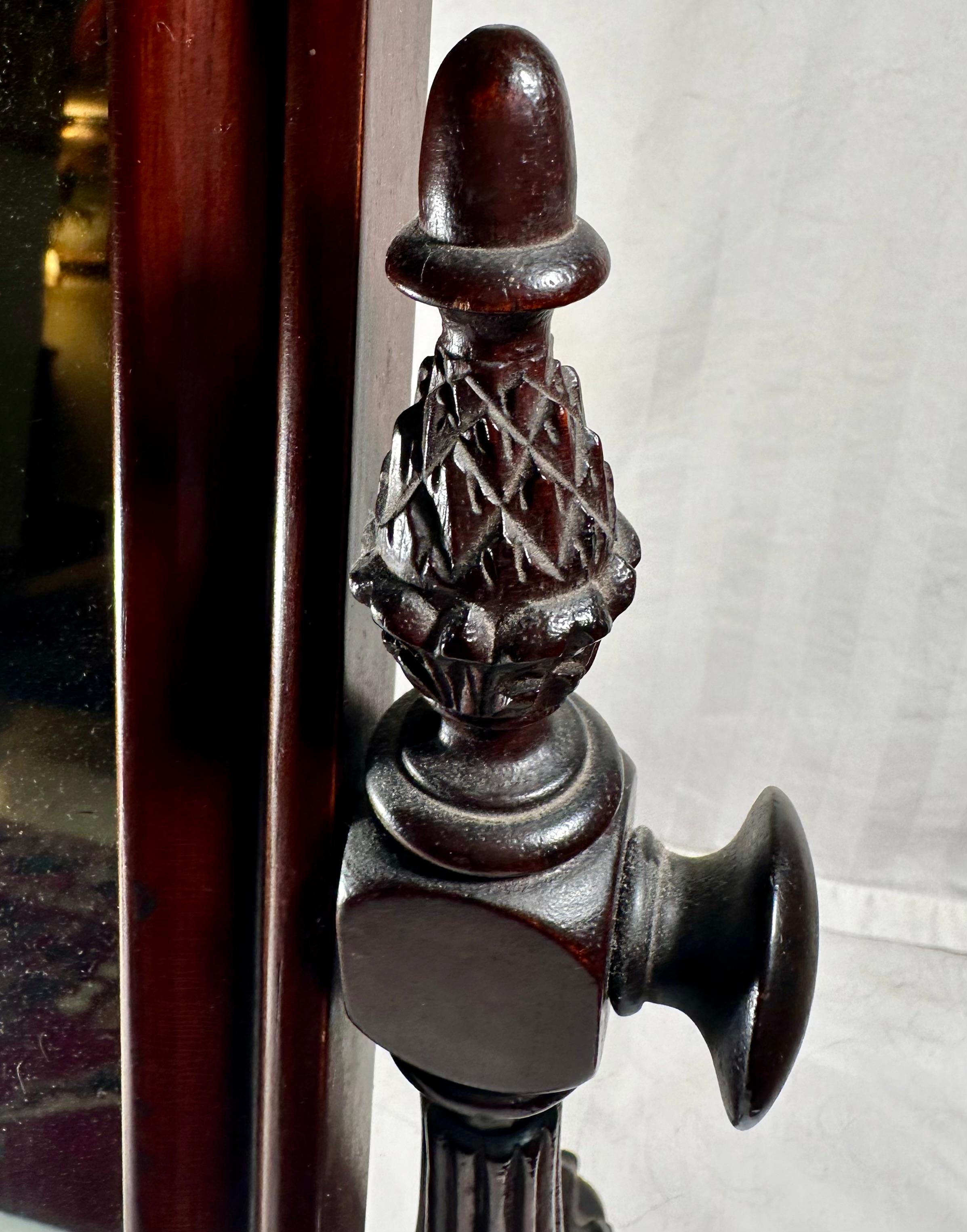 Specchio da comò con piedini in mogano intagliato in stile Chippendale del XIX secolo In condizioni buone in vendita a Vero Beach, FL