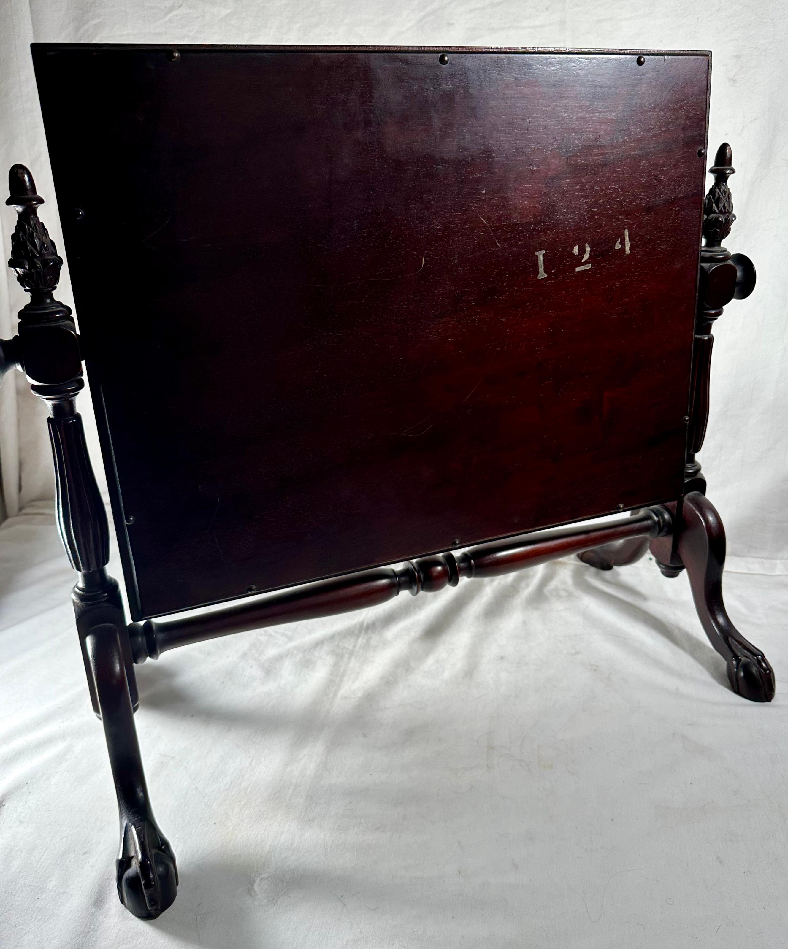 Specchio da comò con piedini in mogano intagliato in stile Chippendale del XIX secolo in vendita 1