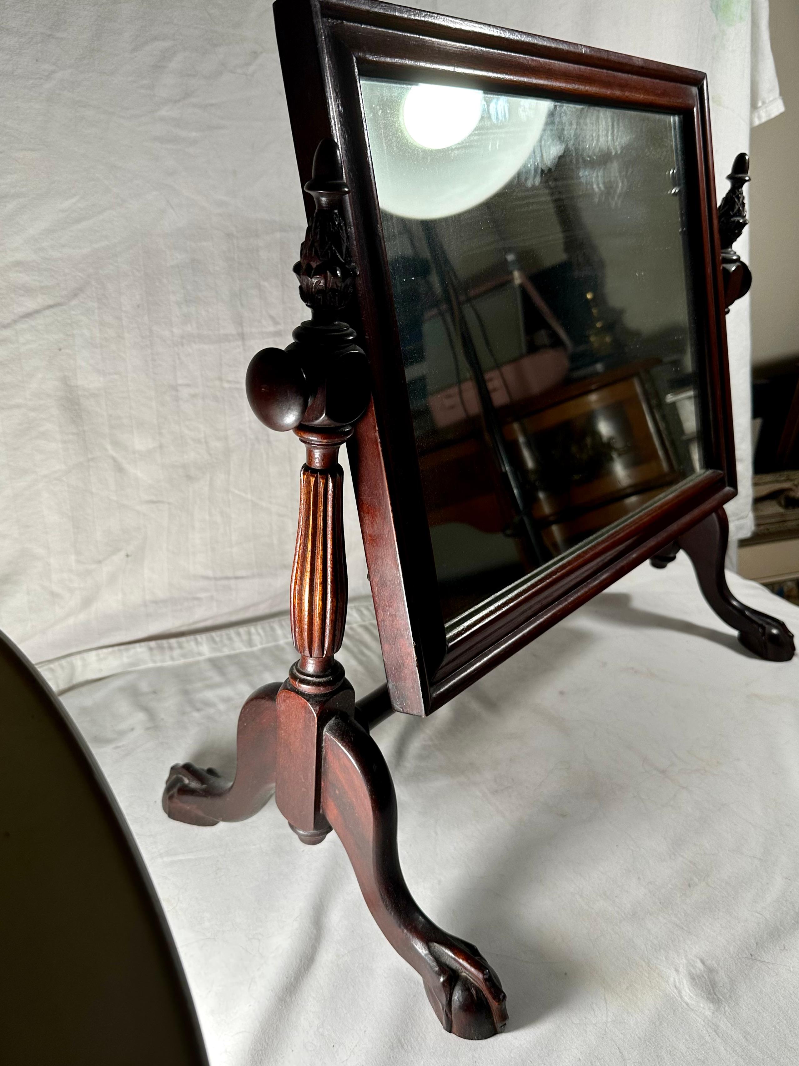 Specchio da comò con piedini in mogano intagliato in stile Chippendale del XIX secolo in vendita 2