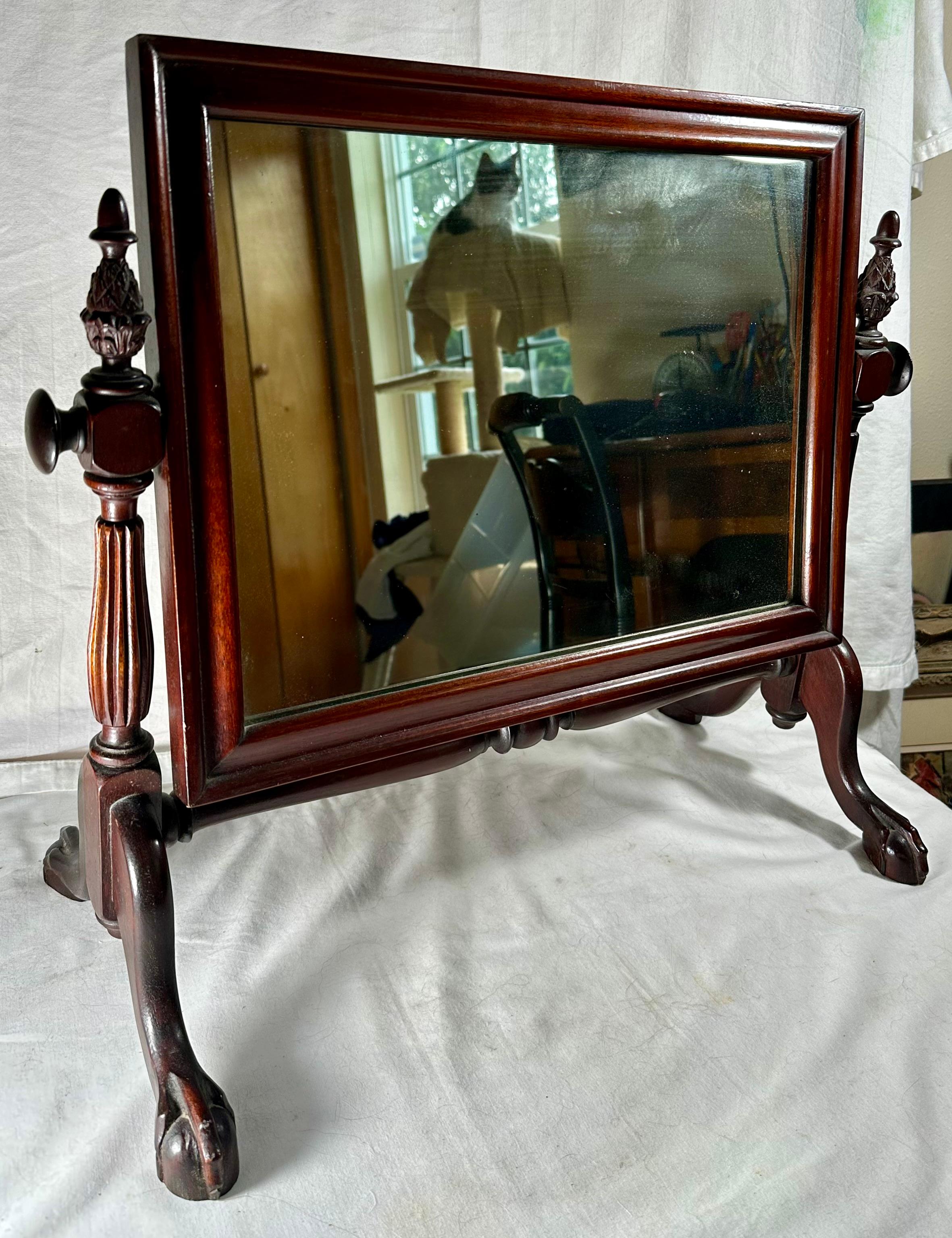 Specchio da comò con piedini in mogano intagliato in stile Chippendale del XIX secolo in vendita 3
