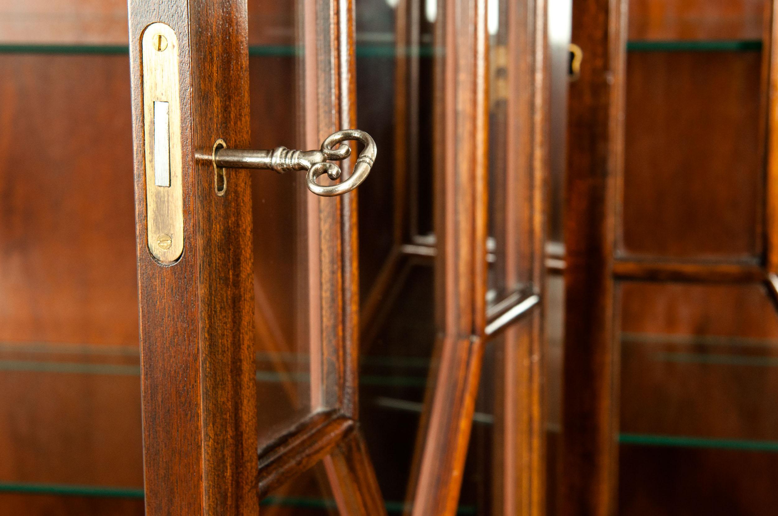 19th Century Chippendale Style Mahogany Hutch / China Cabinet In Good Condition In Tarry Town, NY