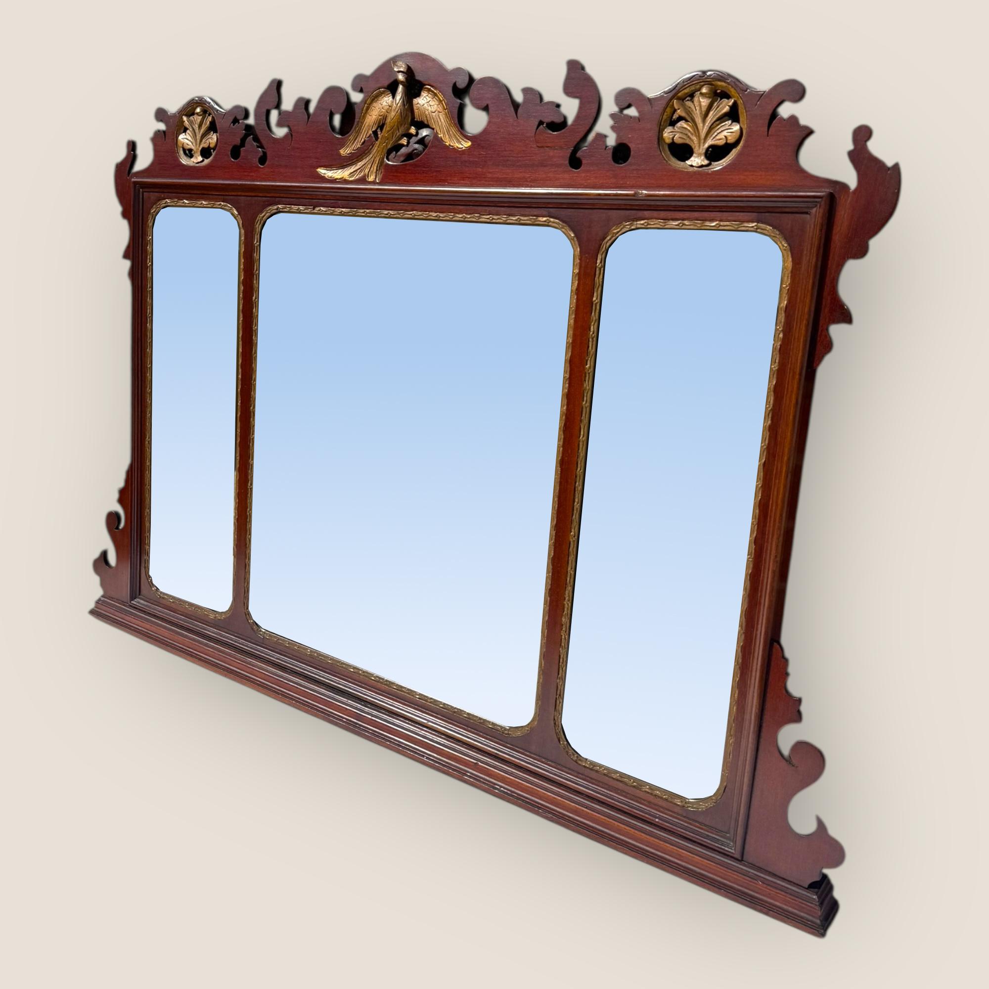 Specchio da parete in mogano in stile Chippendale del XIX secolo. Con un 
