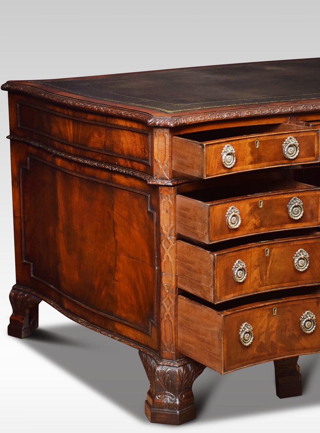 19th Century Chippendale Style Mahogany Serpentine Twin Pedestal Desk In Good Condition In Cheshire, GB