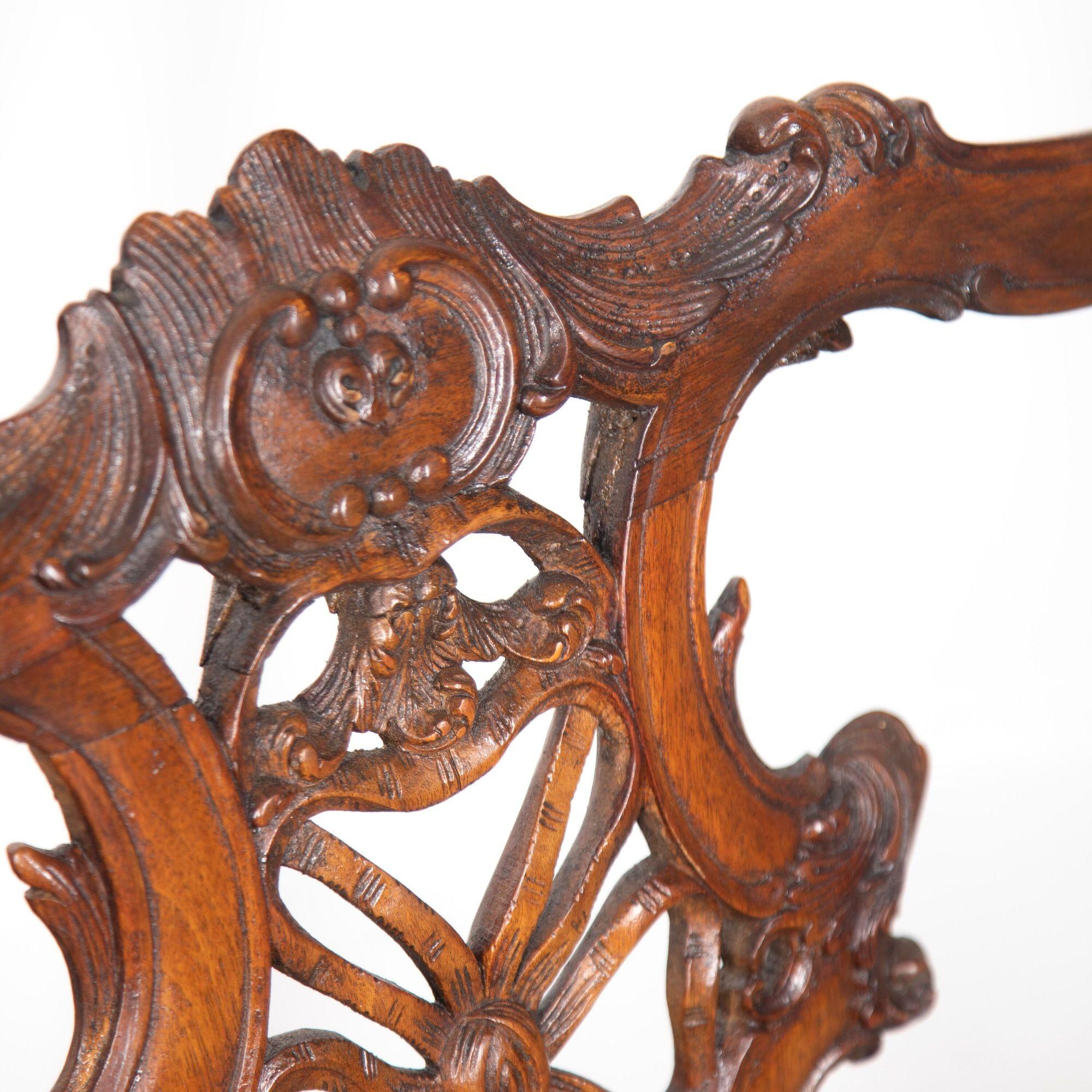 Absolut atemberaubend Nussbaum Chippendale-Stil dekorative Sofa mit zwei beeindruckende Seite Stühle.
Dieses fantastische Set wurde möglicherweise in Südamerika in den 1800er Jahren von einem sehr guten Möbelschreiner und Holzschnitzer hergestellt,