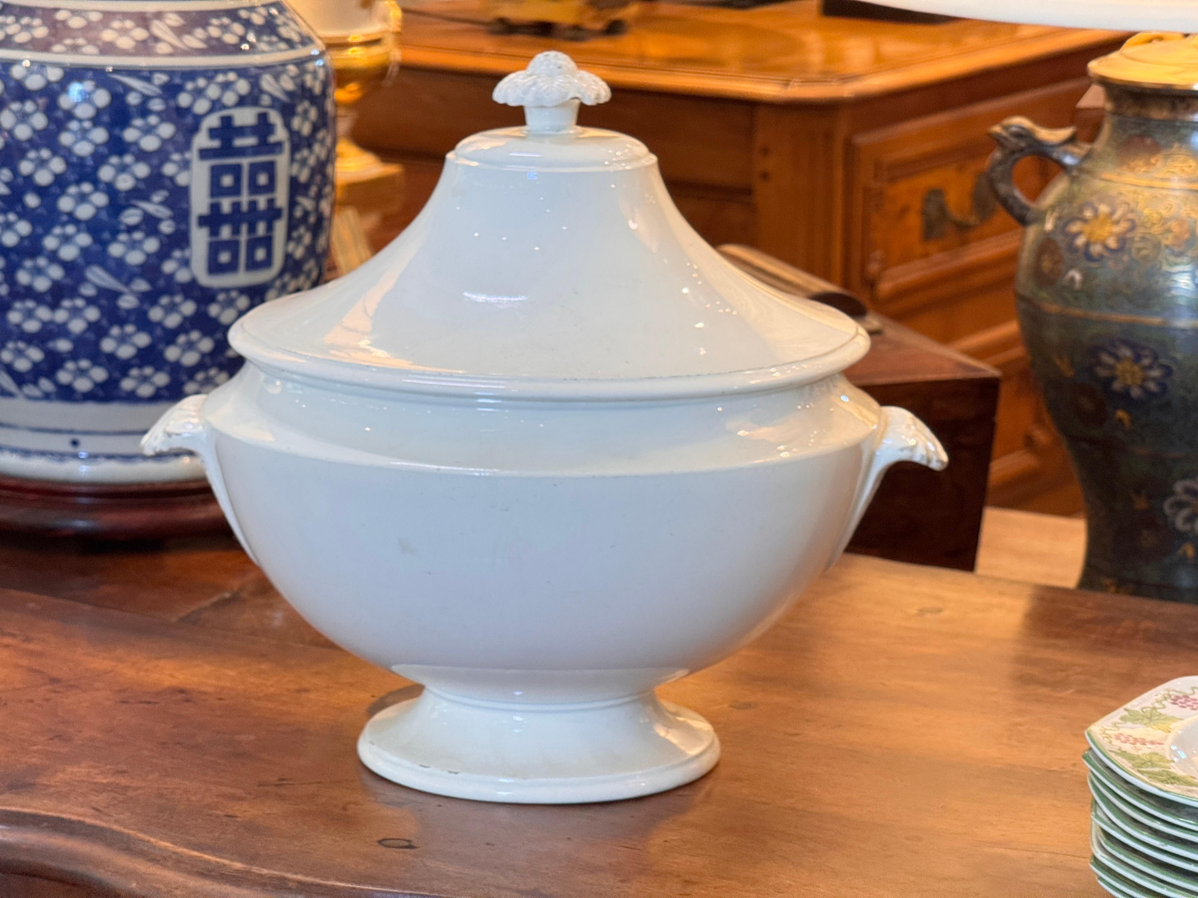 19th Century Choisy-Le-Roi Faience Tureen With Lid In Good Condition For Sale In Charlottesville, VA