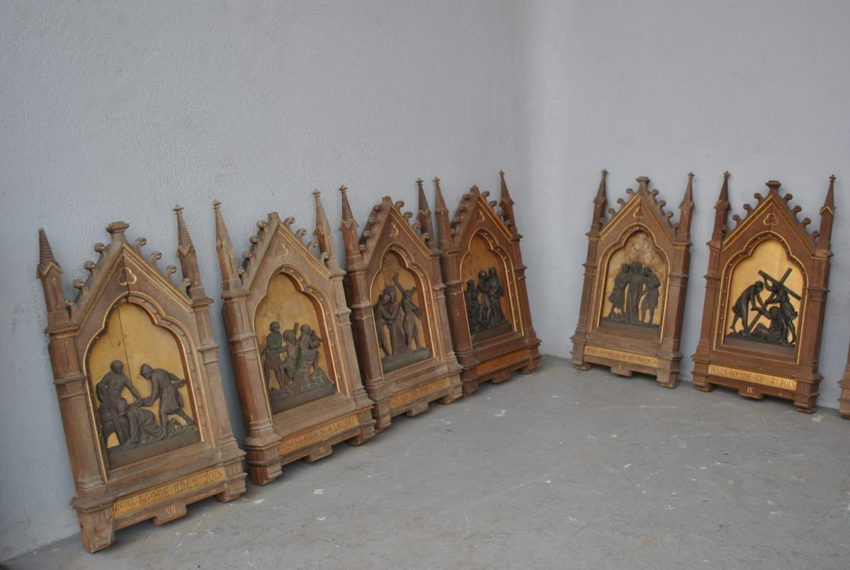 Old way of the cross carved in oak nineteenth vintage Gothic from a private chapel consists of 14 stations with French inscription on the banner. The scenes are rejected and weathered brass. Some restorations to predict.