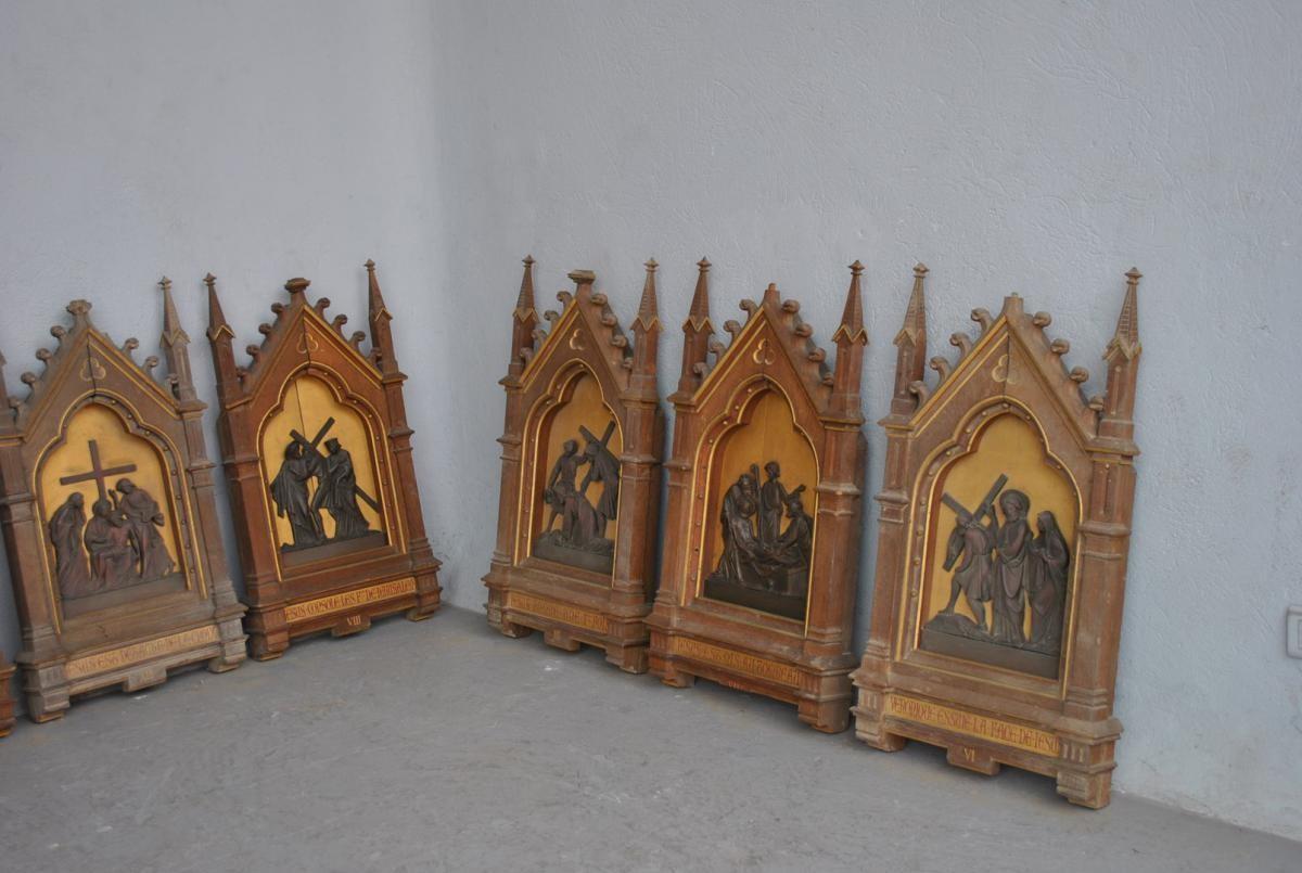19th Century Christians Way of the Cross Sculpted Gothic Style 14 Pieces In Fair Condition In Marseille, FR