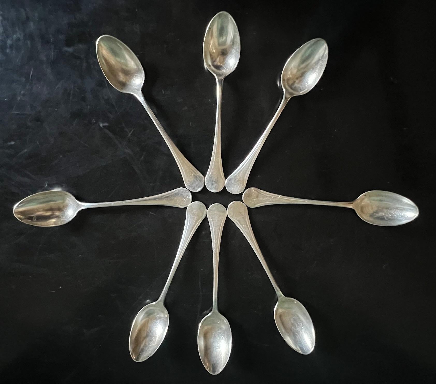 Antichi cucchiaini da caffè realizzati da Christofle nella seconda metà del XIX secolo.  Il modello è unico. Ogni cucchiaio reca il timbro Christofle e il marchio utilizzato dal 1862 al 1935.