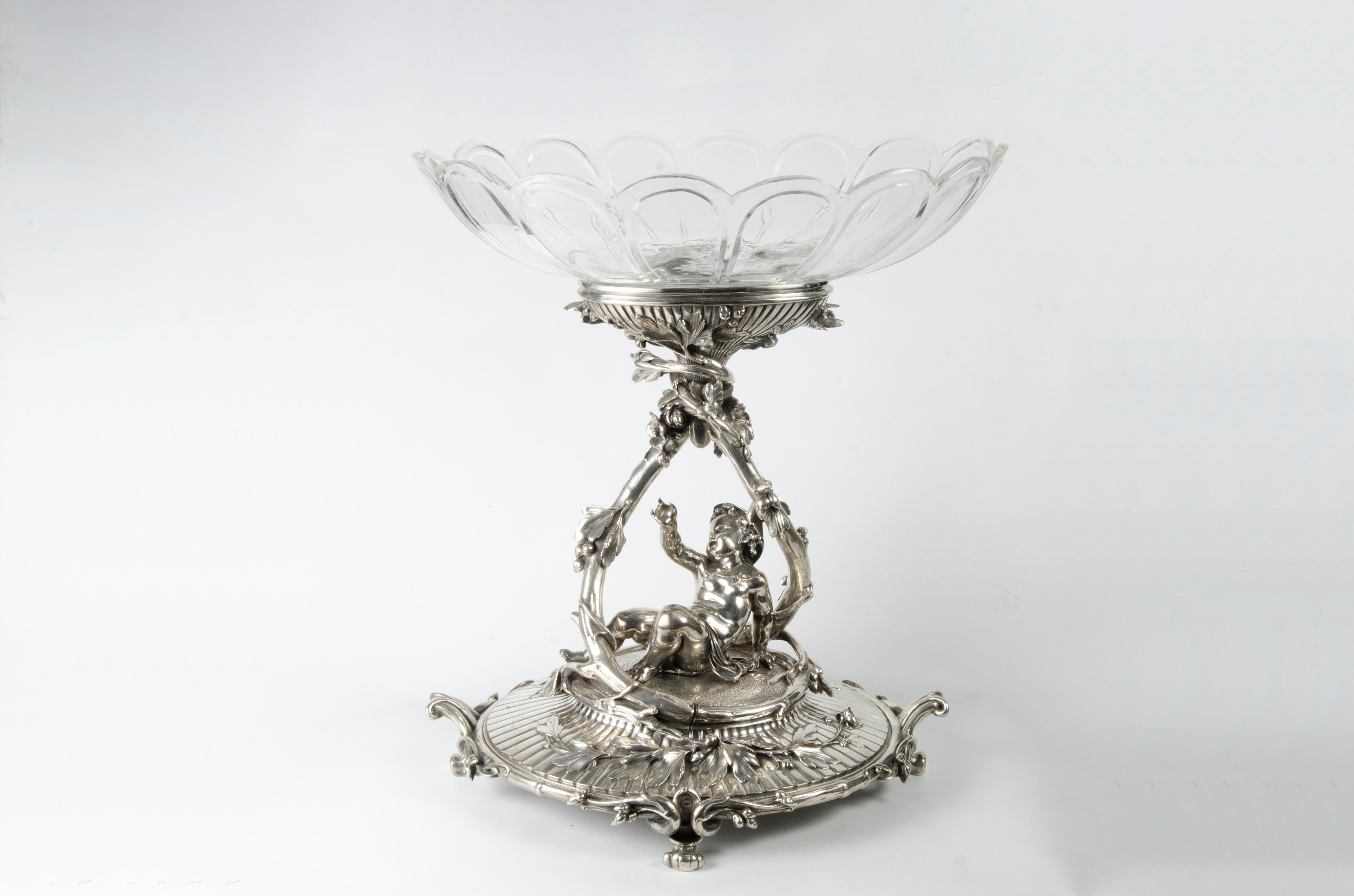 Centro decorativo de metal plateado de finales del siglo XIX de estilo rococó de Christofle con niño reclinado y cuencos de compota de cristal tallado de Baccarat, Francia

Por: Baccarat, Christofle
Material: plata, baño de plata, metal, bronce,