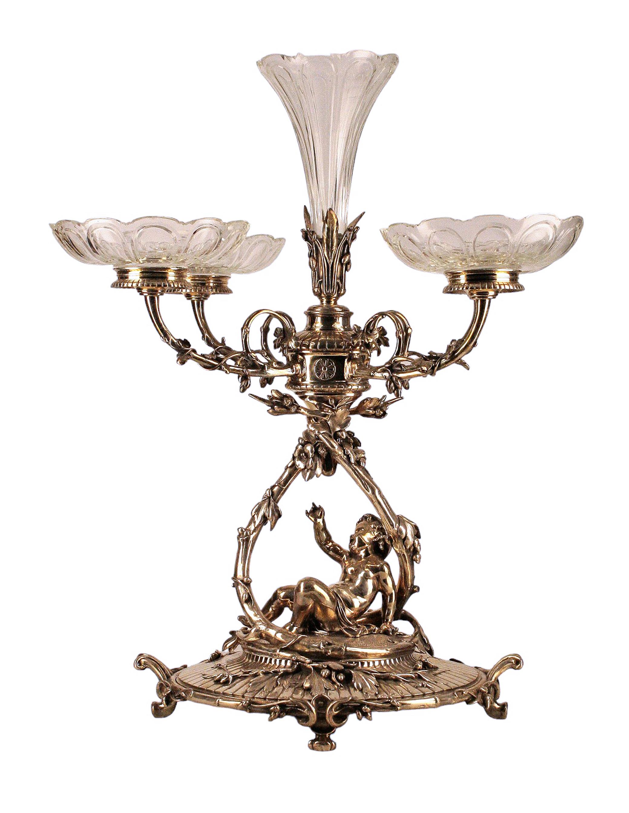 Grande centrotavola decorativo in metallo argentato di Christofle Rococò Revival della fine del XIX secolo, raffigurante un bambino sdraiato con coppe di cristallo tagliato Baccarat, Francia

Da: Baccarat, Christofle
Materiale: argento, lastra