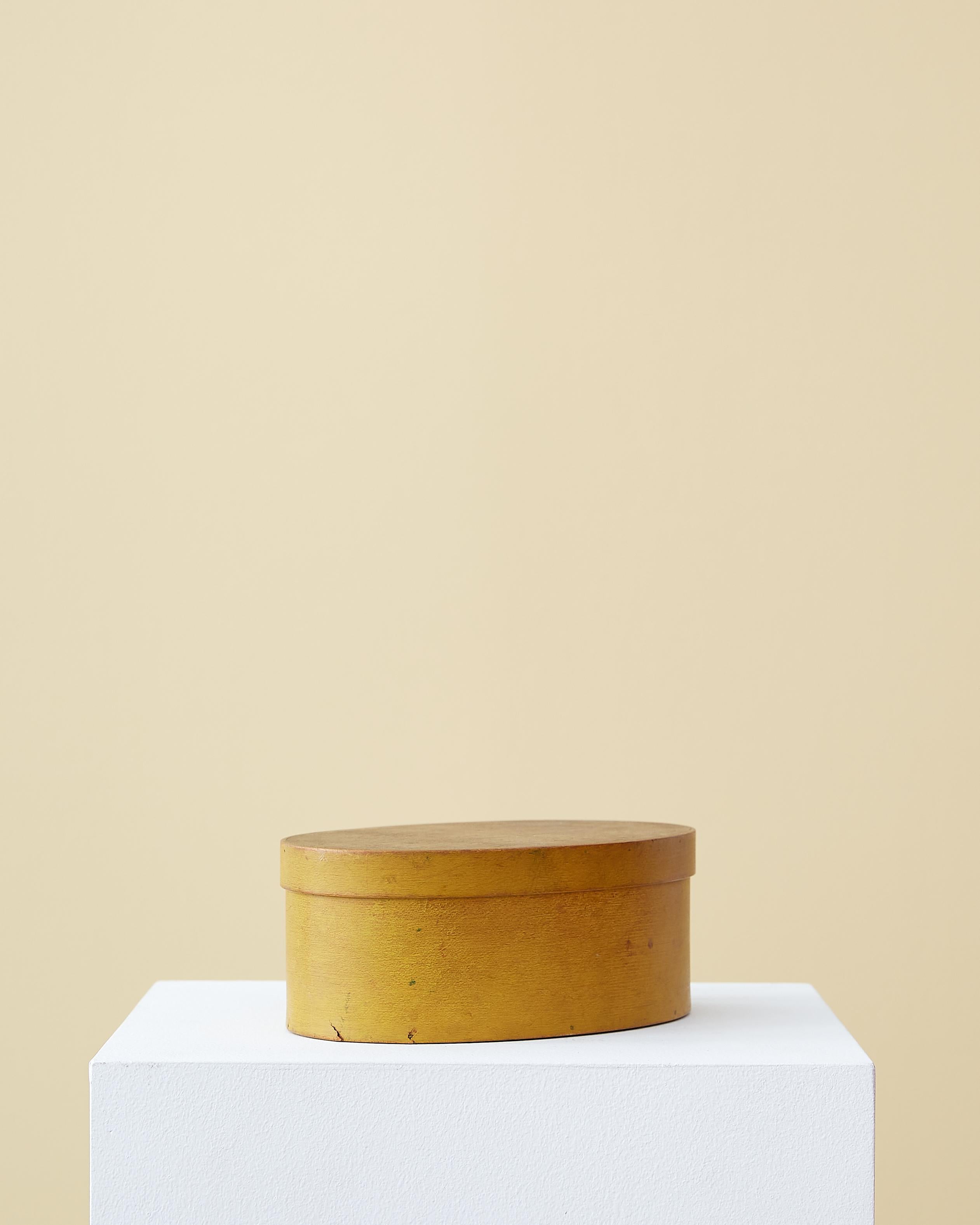 Scatola Shakers giallo cromo del 19° secolo con superficie originale In condizioni buone in vendita a Brooklyn, NY