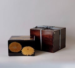19th century Chrysanthemum design Lacquer box