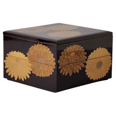 19th century Chrysanthemum design Lacquer box