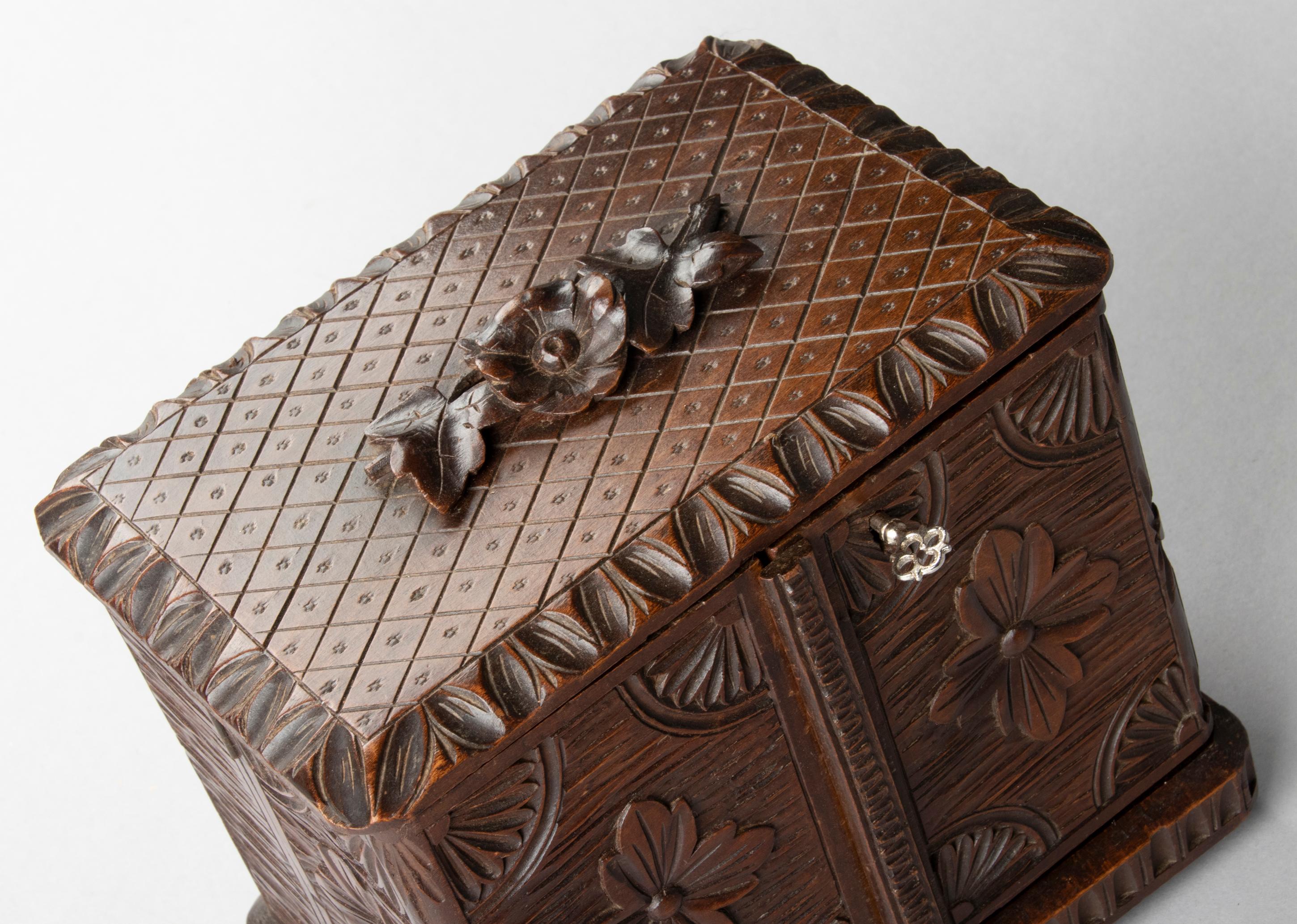 19th Century Cigar Box Walnut Black Forest 3