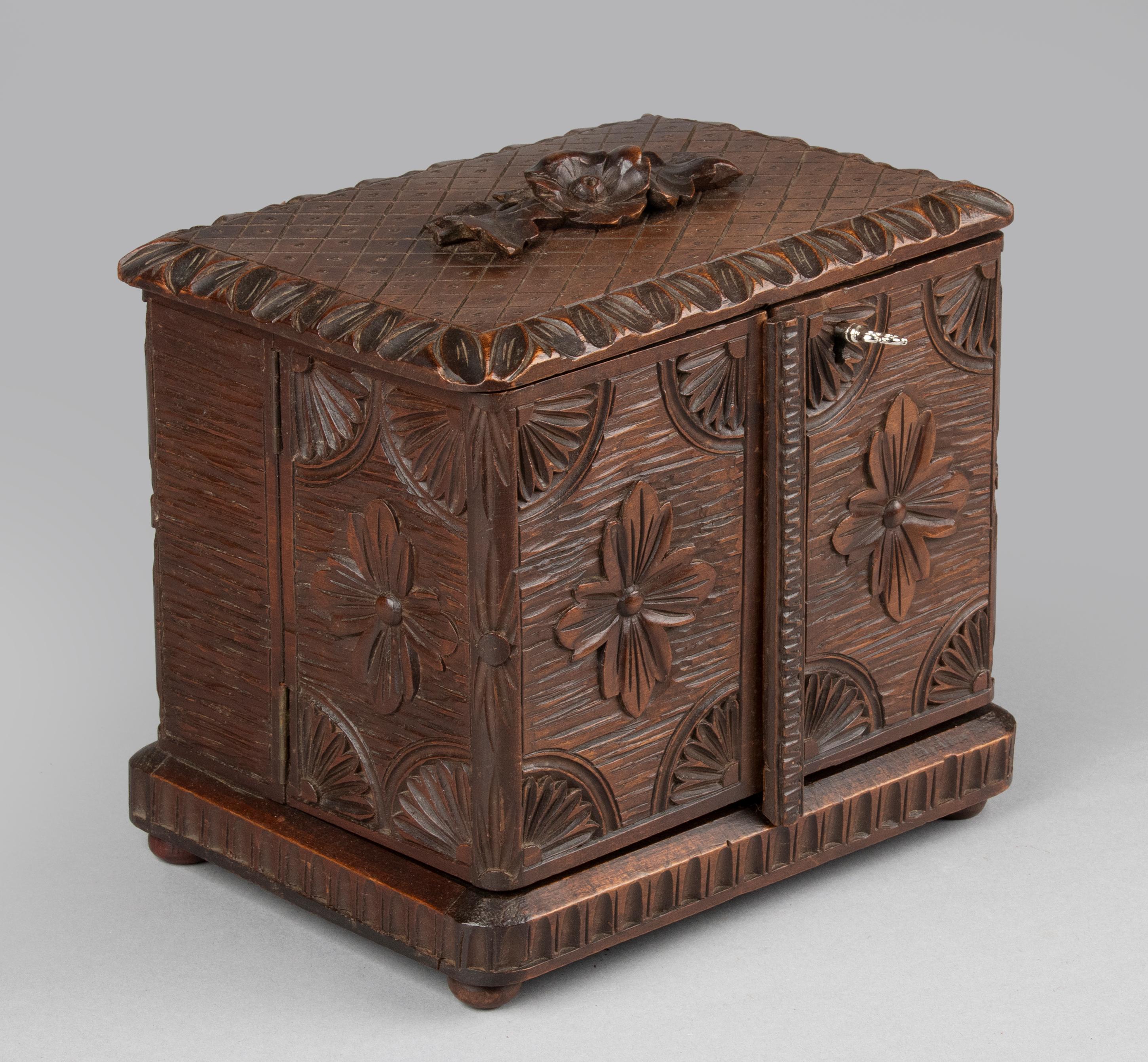 19th Century Cigar Box Walnut Black Forest 5