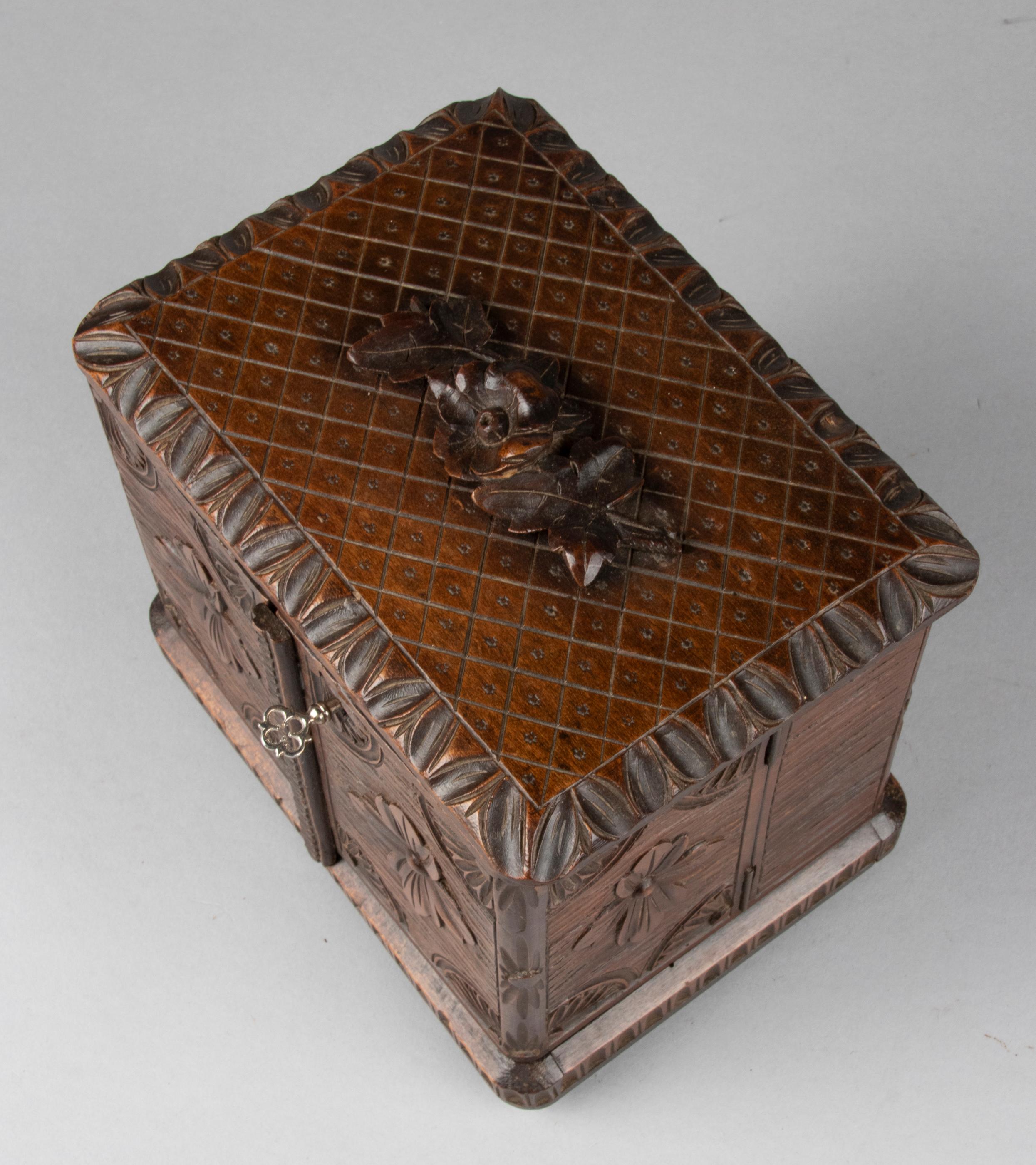 19th Century Cigar Box Walnut Black Forest 7